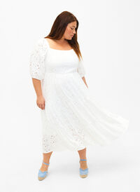 Dluga sukienka z koronkowym wzorem i dekoltem karo, Bright White, Model