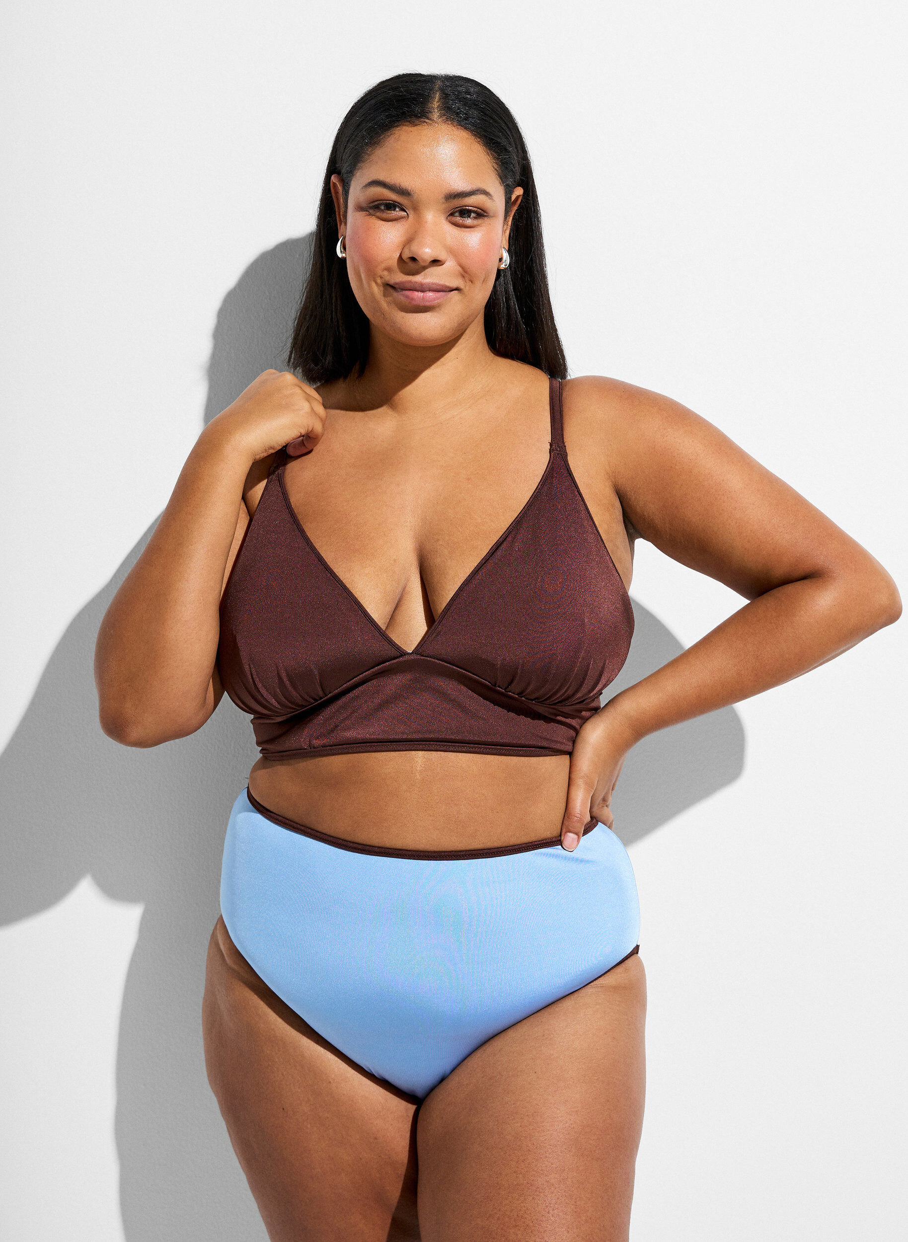 ZizziDwustronny bikini top z dekoltem V i krzyzowanymi ramiaczkami, Brązowy, Model image number 1
