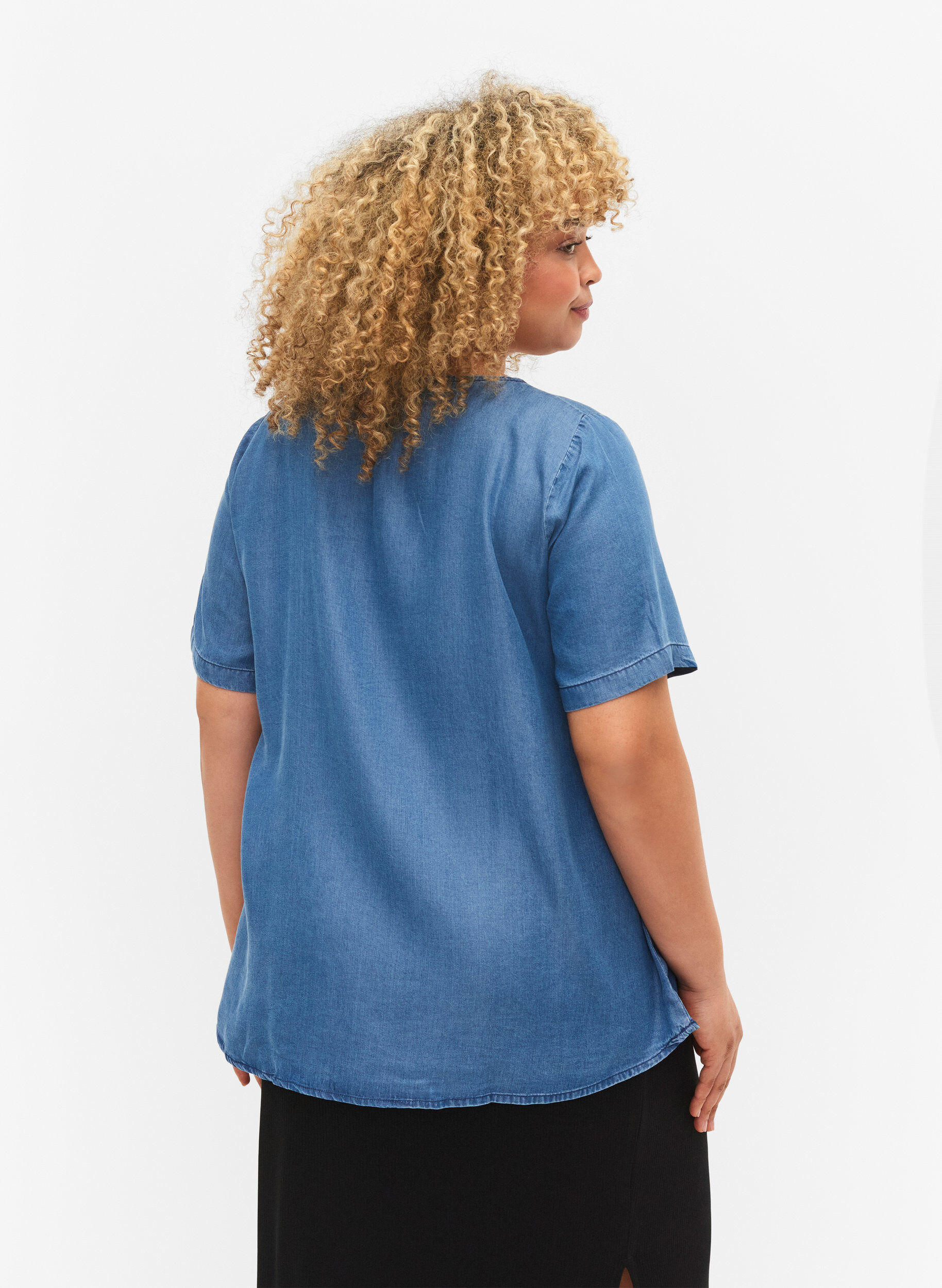 Zizzi Top z lyocellu (TENCEL&trade;) z kr&oacute;tkim rekawem, Blue denim, Model image number 1