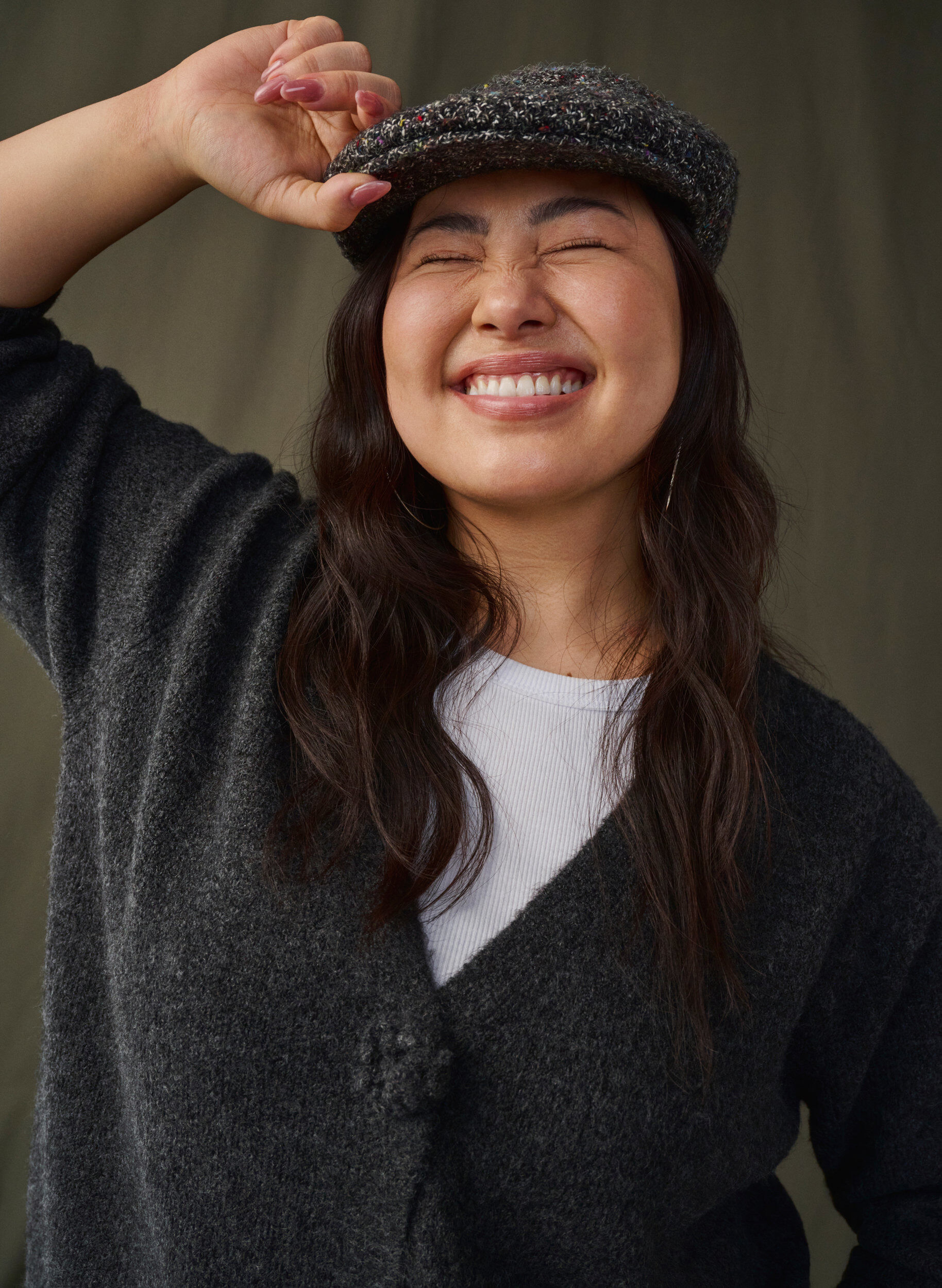 Zizzi Kr&oacute;tki dzianinowy kardigan z guzikami w ksztalcie kwiat&oacute;w, Dark Grey Melange, Image image number 0