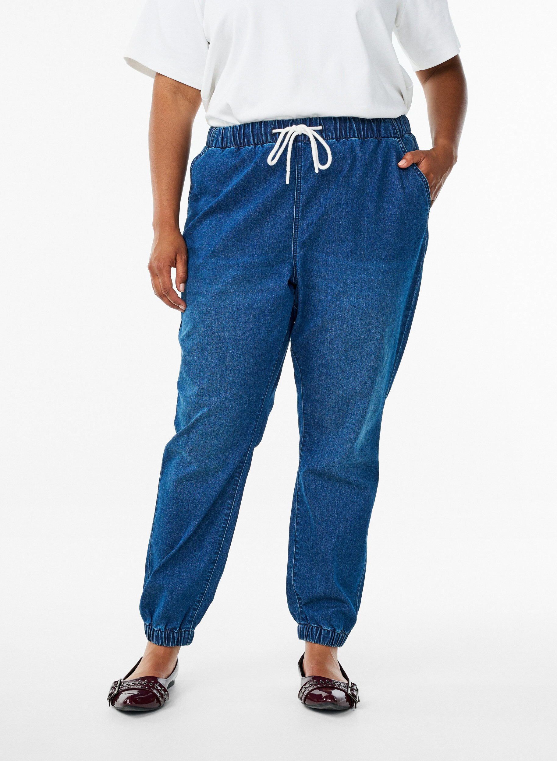 Zizzi Jeansowe joggery z kieszeniami, Niebieskie, Model image number 3