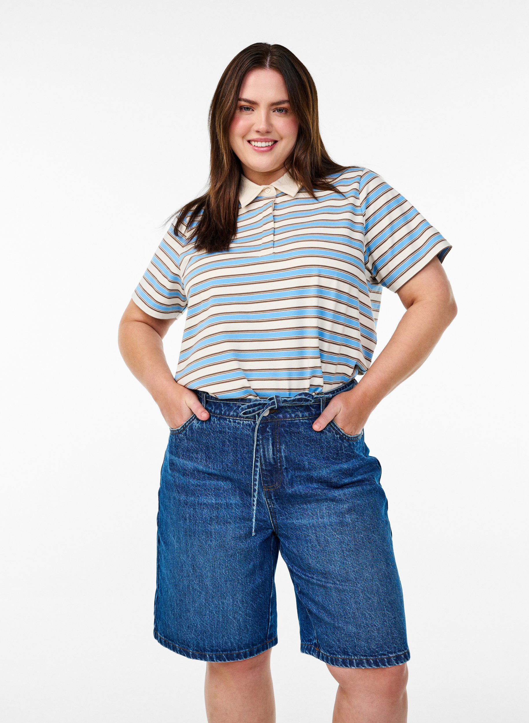 Zizzi Dopasowane szorty jeansowe z wiazanym paskiem, Niebieskie, Model image number 0