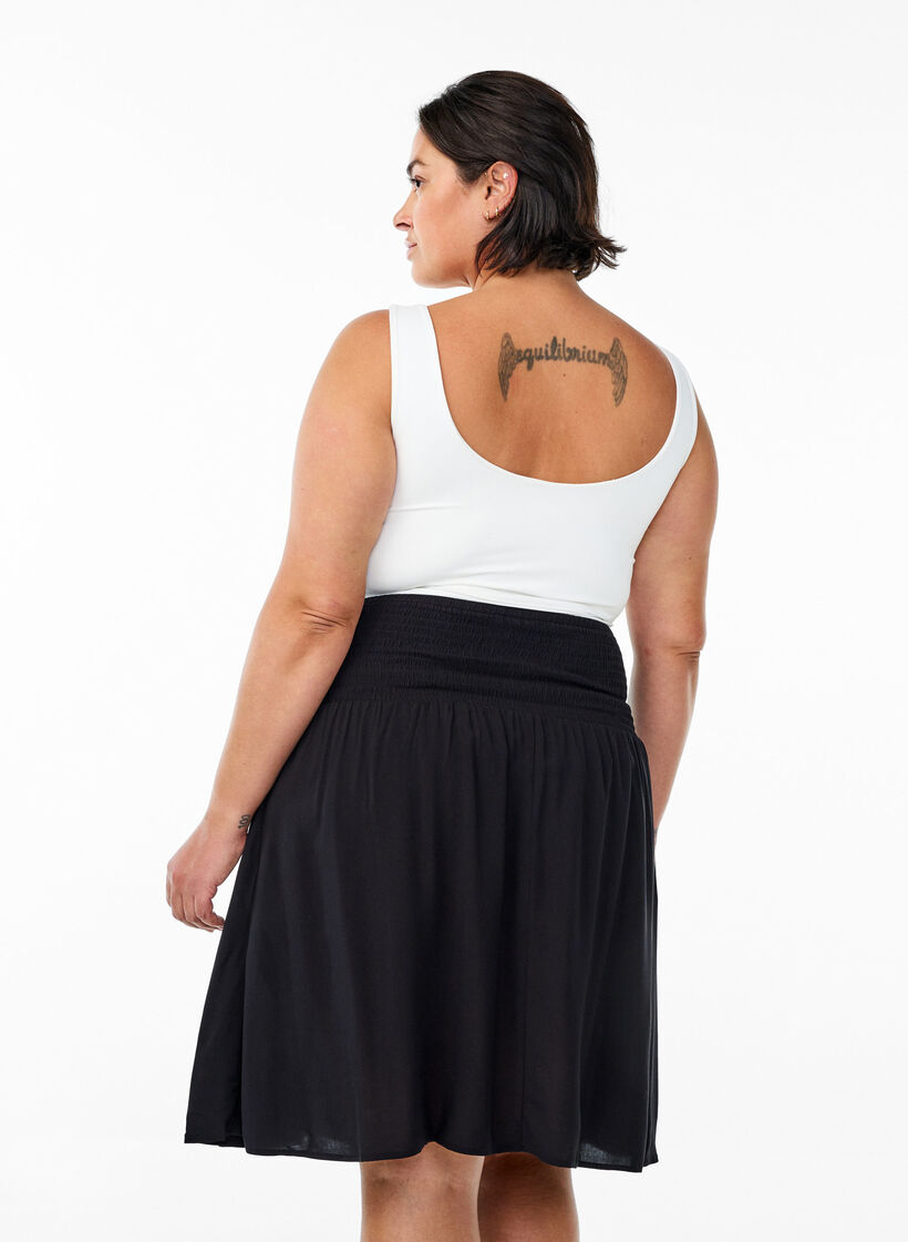 Kr&oacute;tka sp&oacute;dniczka z marszczona talia, Czarne, Model image number 2