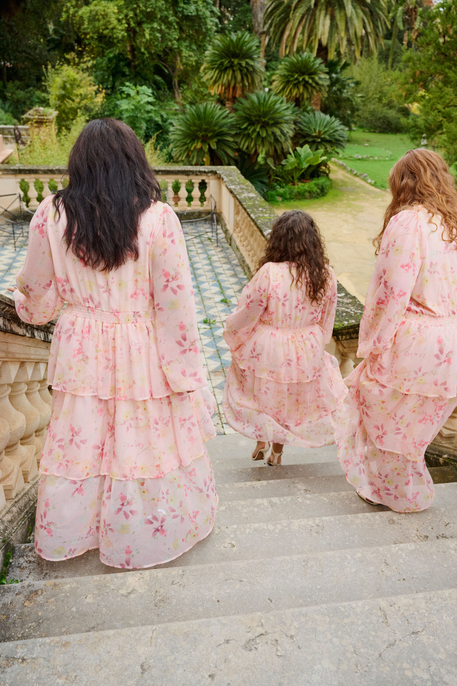 Zizzi Kwiatowa sukienka w jasnych odcieniach, , Model