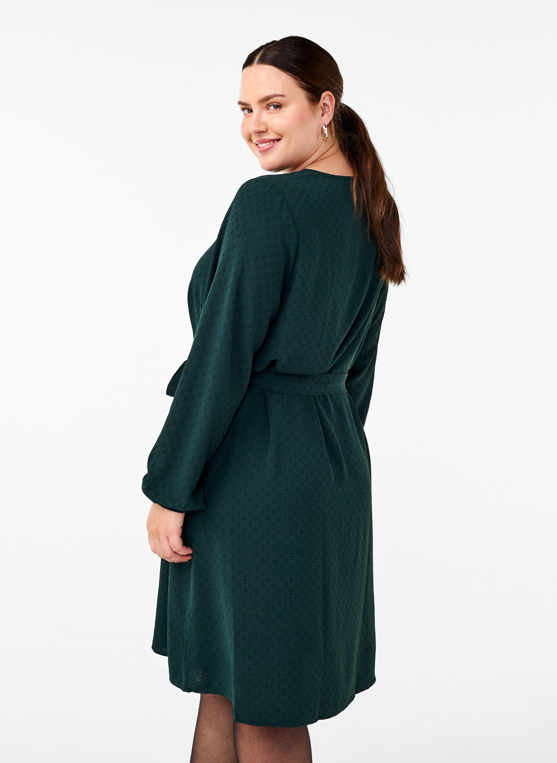 Zizzi Kr&oacute;tka teksturowana sukienka z paskiem, Scarab, Model image number 1