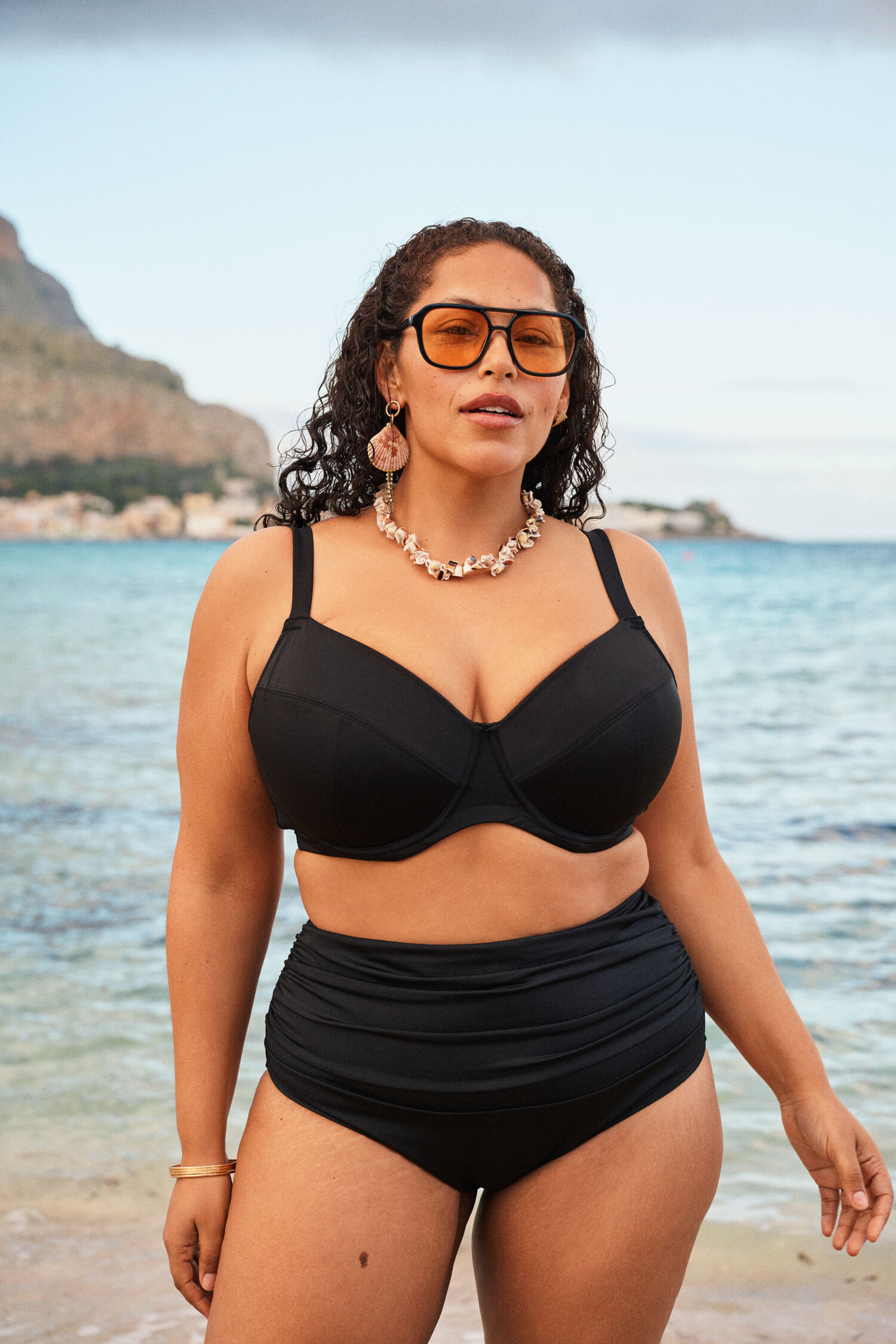 Top od bikini z wysokim podtrzymaniem, , Model