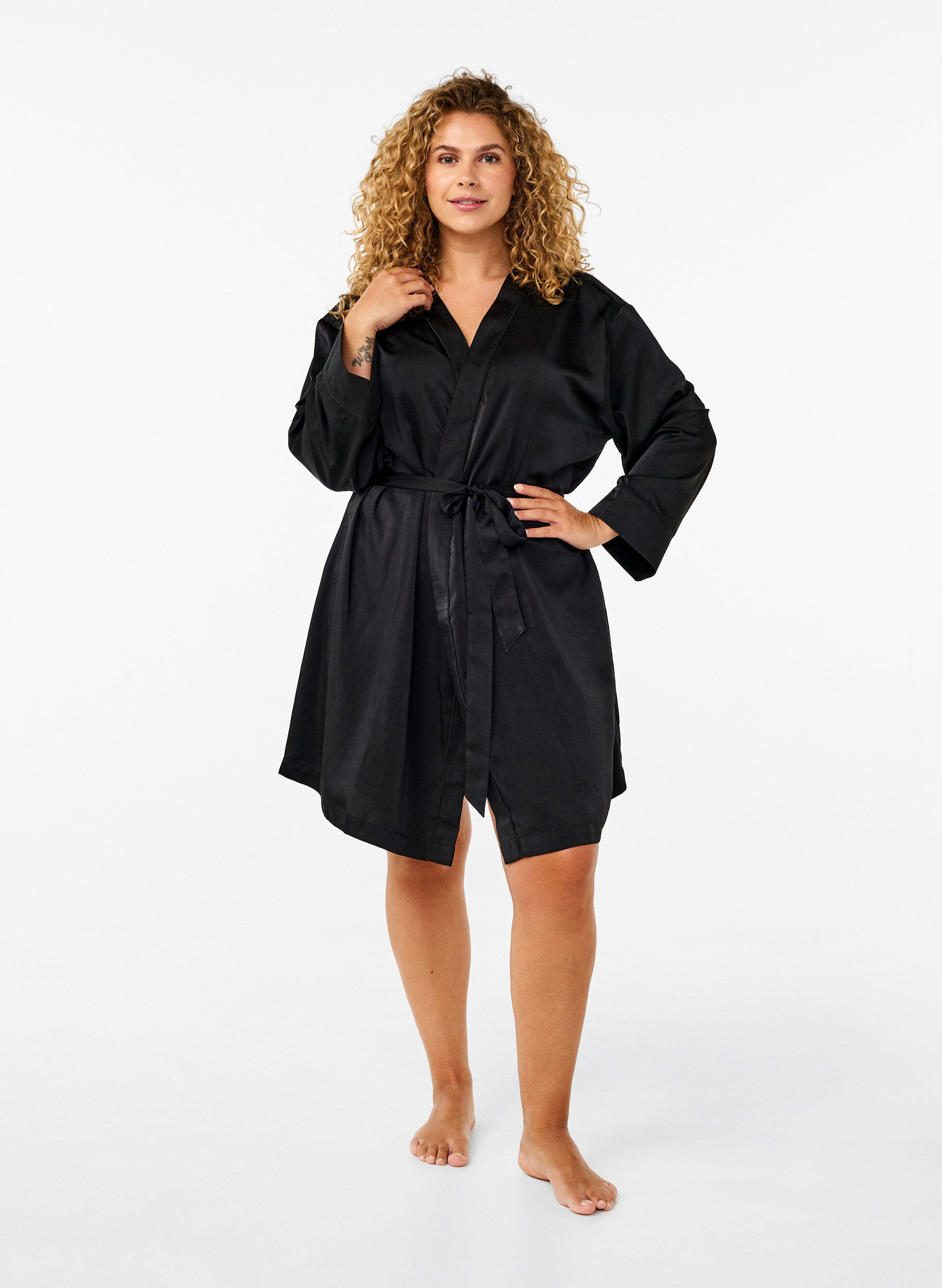 Zizzi Satynowe kimono z paskiem, Black, Model image number 2