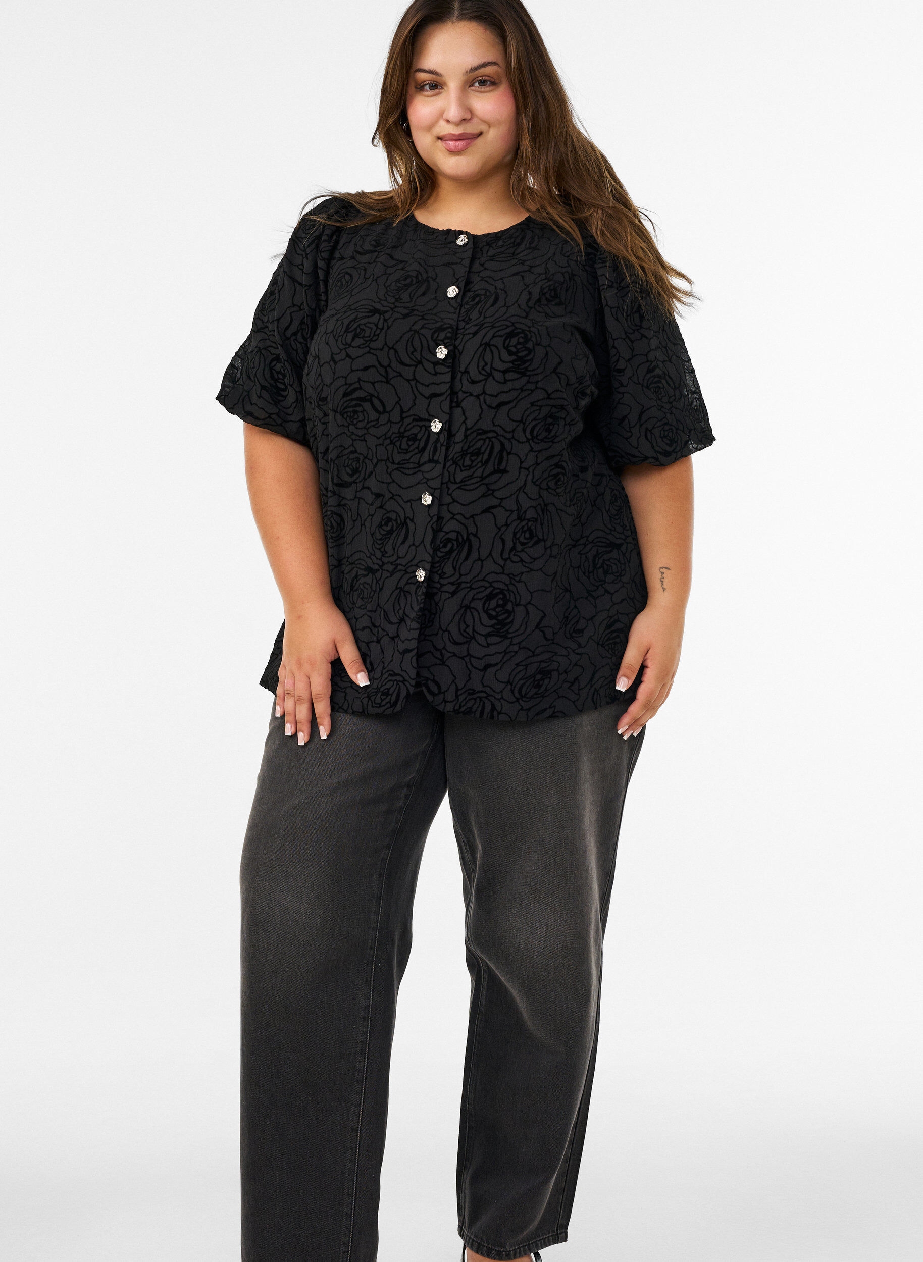 ZizziBluzka w kwiaty i z bufiastymi rekawami, Czarne, Model image number 1