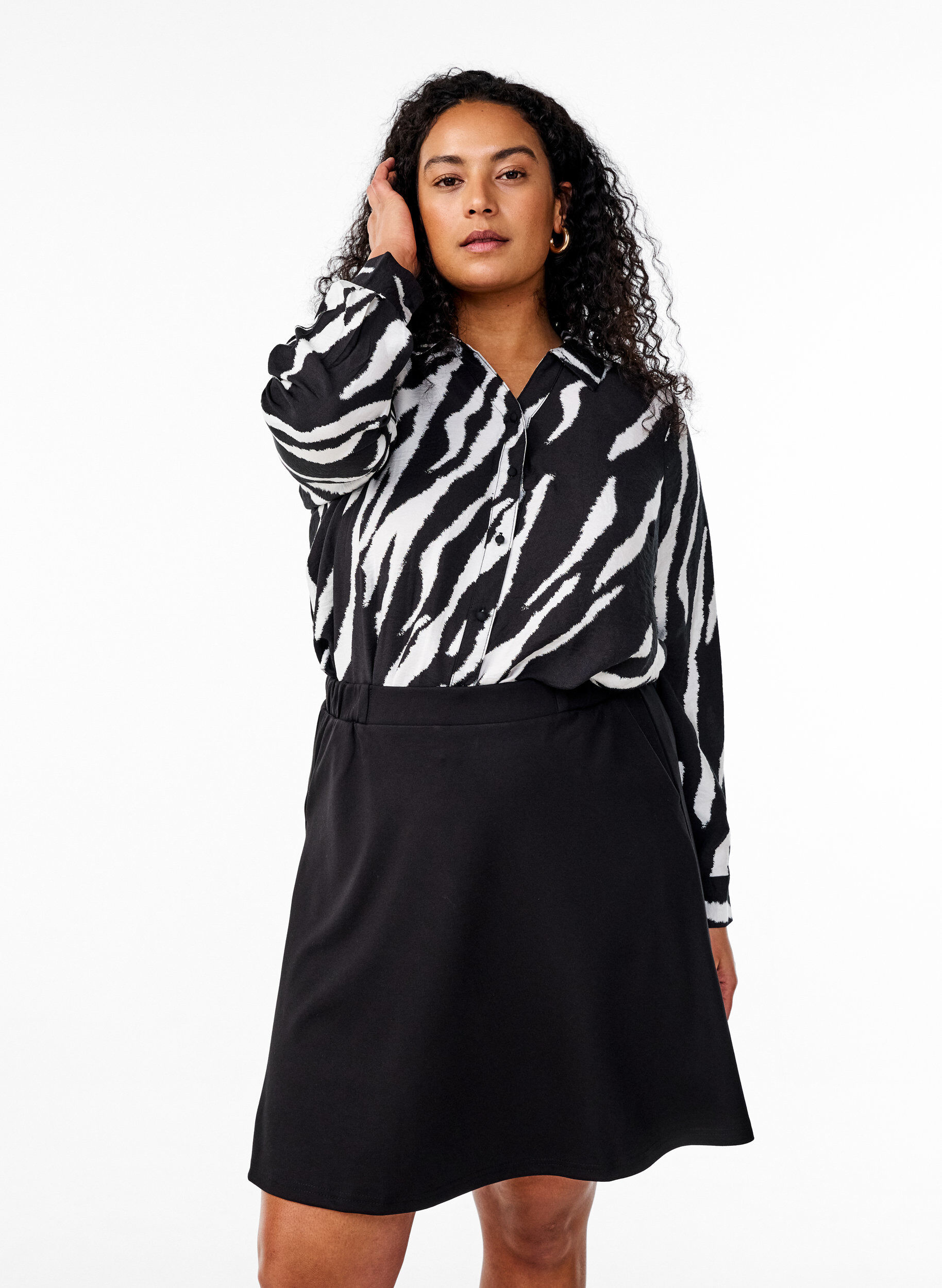 Sp&oacute;dnica typu skater z wiskozy, Czarne, Model