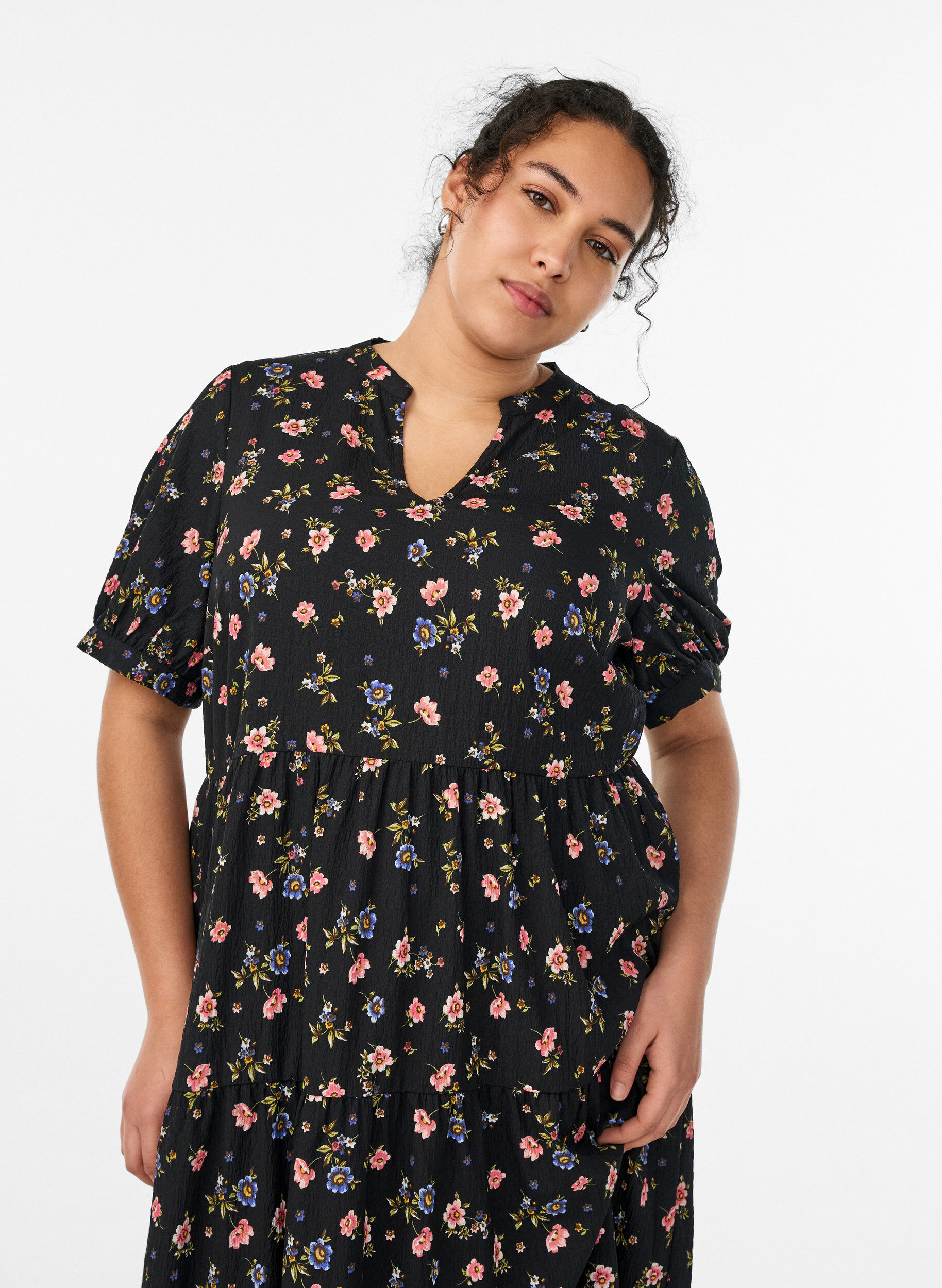 ZizziSukienka do kostek z kr&oacute;tkim rekawem i warstwowymi falbankami, Czarne, Model image number 2