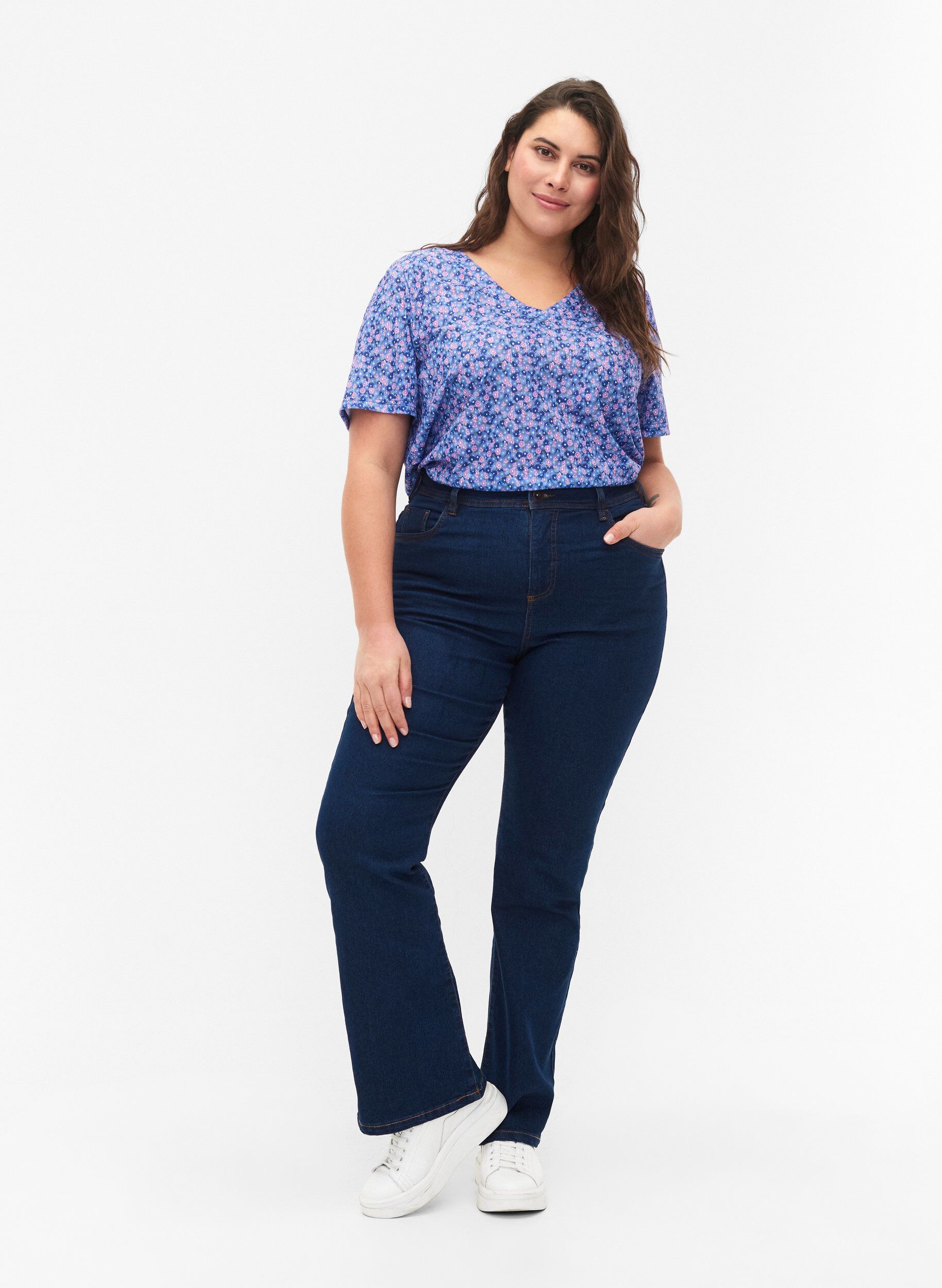 Zizzi Flash &ndash; koszulka z nadrukiem i dekoltem w szpic, Blue Rose Ditsy, Model image number 2