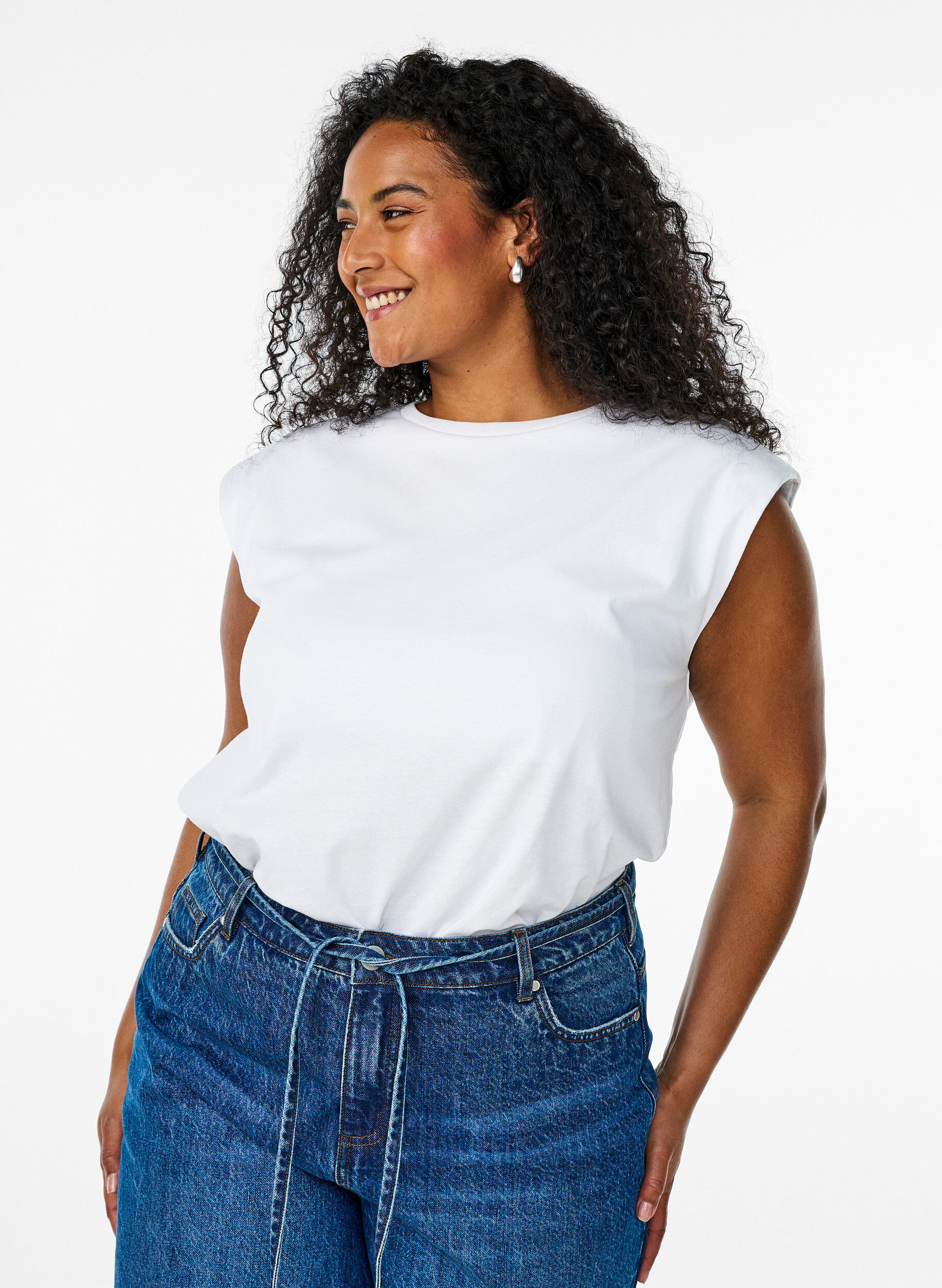 Dzersejowa bluzka bez rekaw&oacute;w z poduszkami na ramionach, Biały, Model