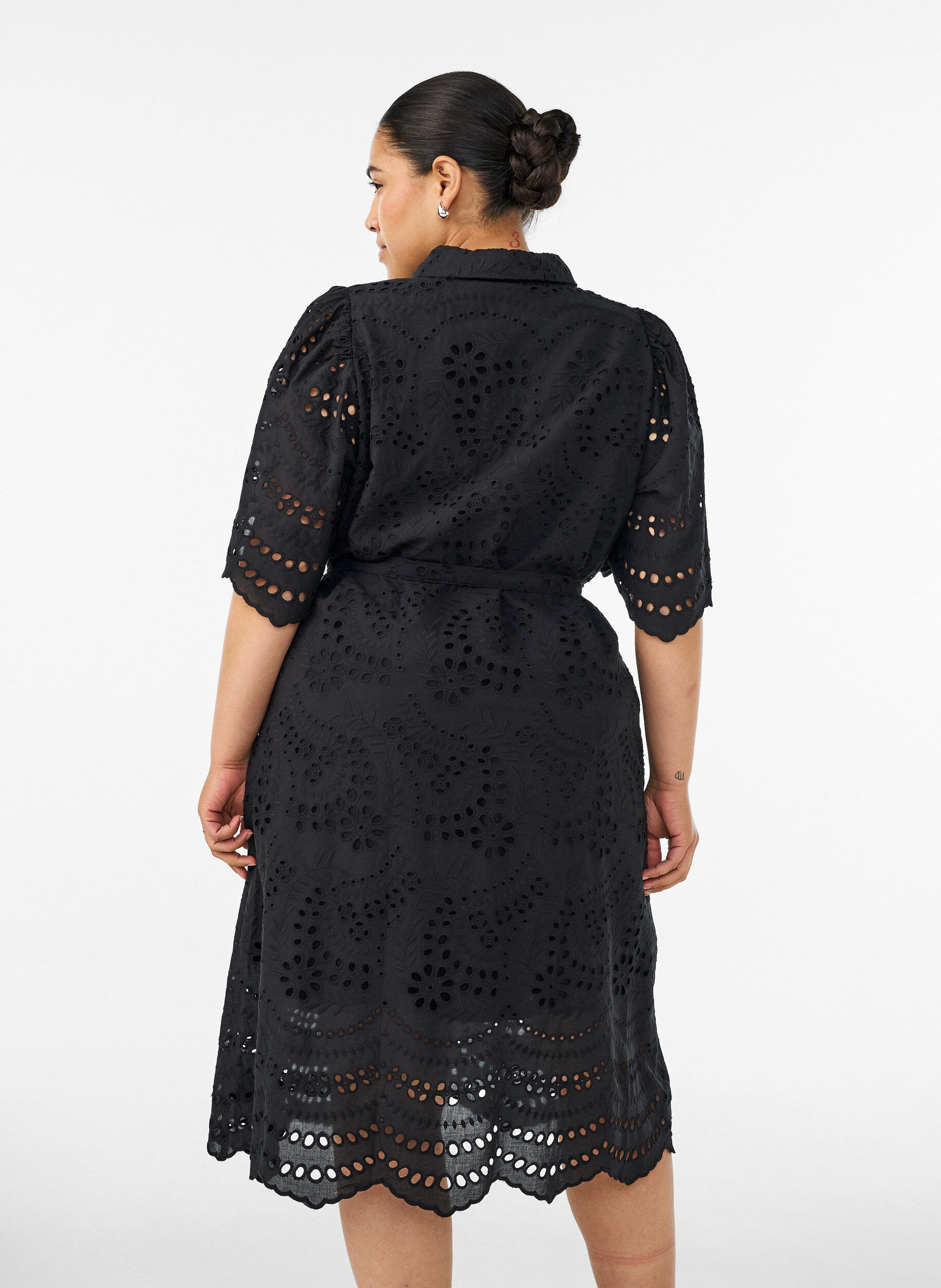 ZizziSukienka-koszulka w stylu broderie anglaise z pasem do wiazania, Czarne, Model image number 2