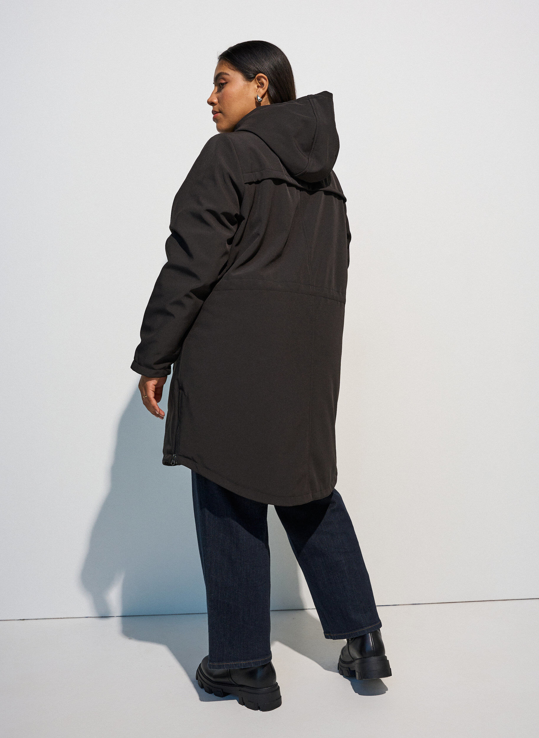 ZizziHydrofobowa kurtka softshell z pikowana podszewka, Czarne, Model image number 2
