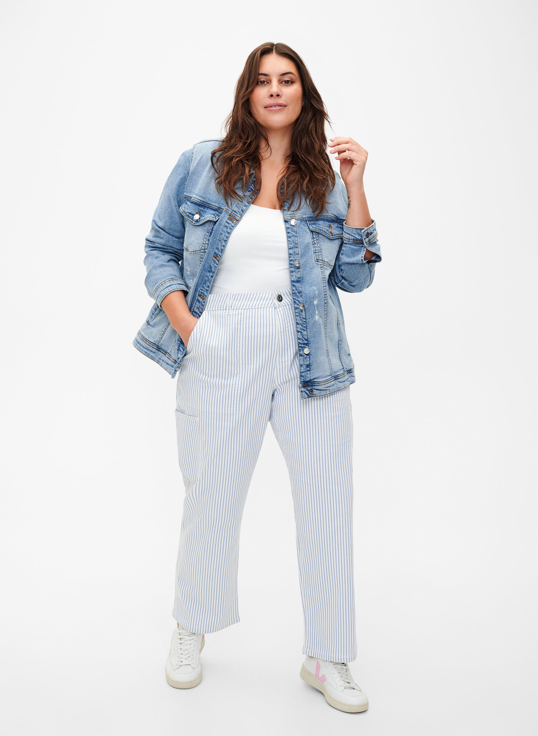 Zizzi Kr&oacute;tka bawelniana kurtka jeansowa, Light blue denim, Model image number 2