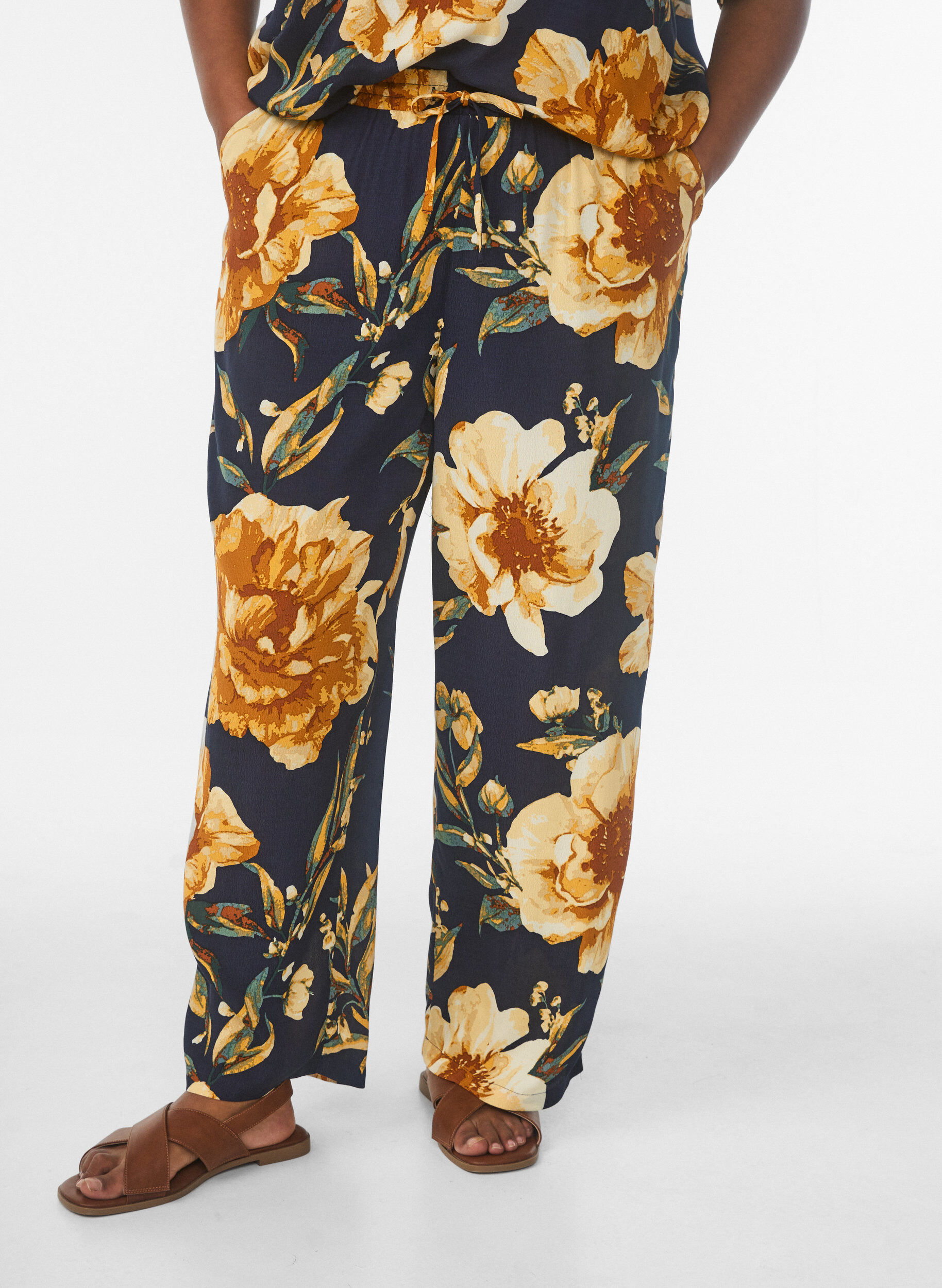 Zizzi Luzne spodnie z wiskozy z nadrukiem, Niebieskie, Model image number 2