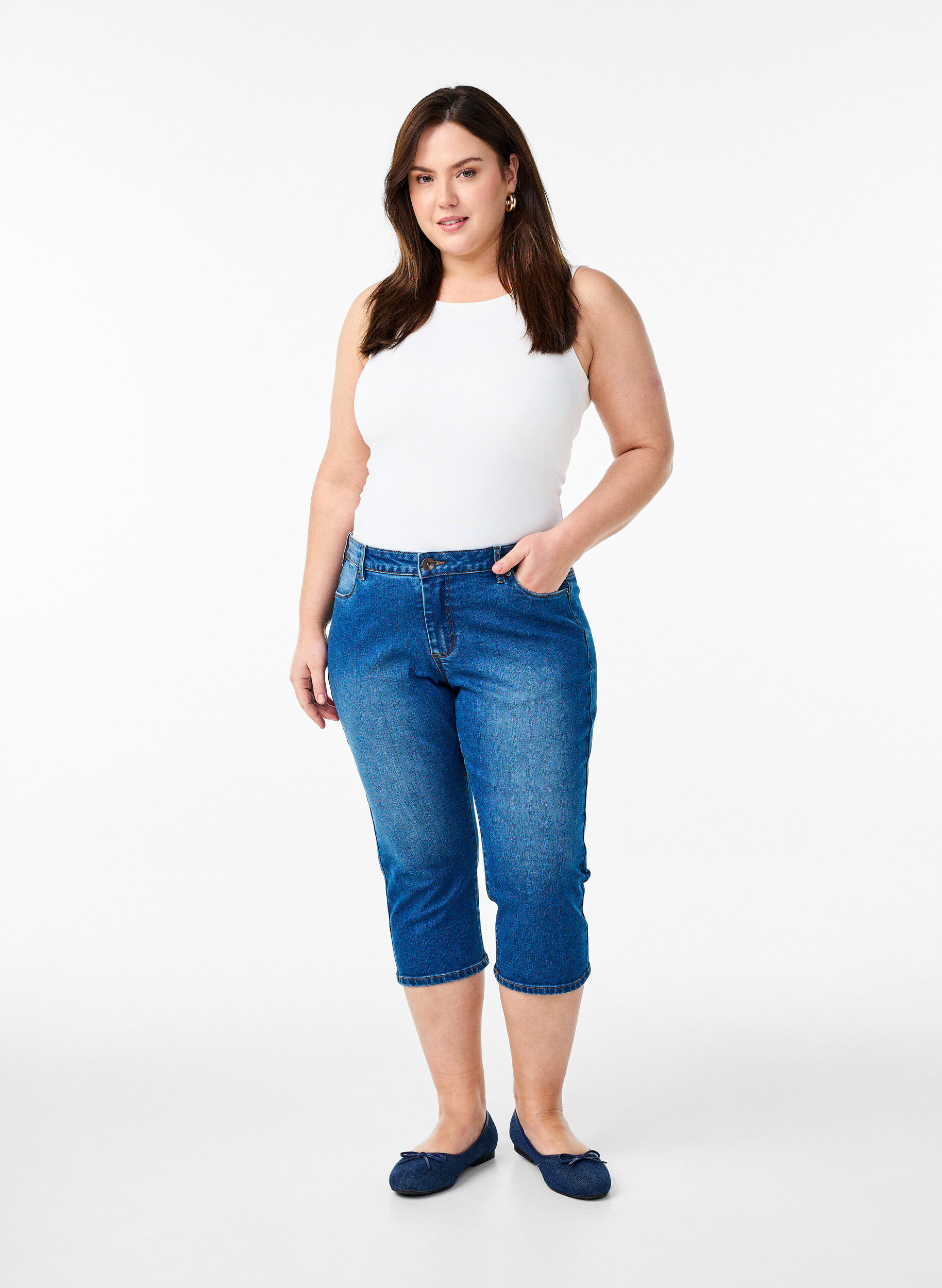 Zizzi Emily slim dopasowane spodnie jeansowe 3/4&rsquo;, Niebieskie, Model image number 1