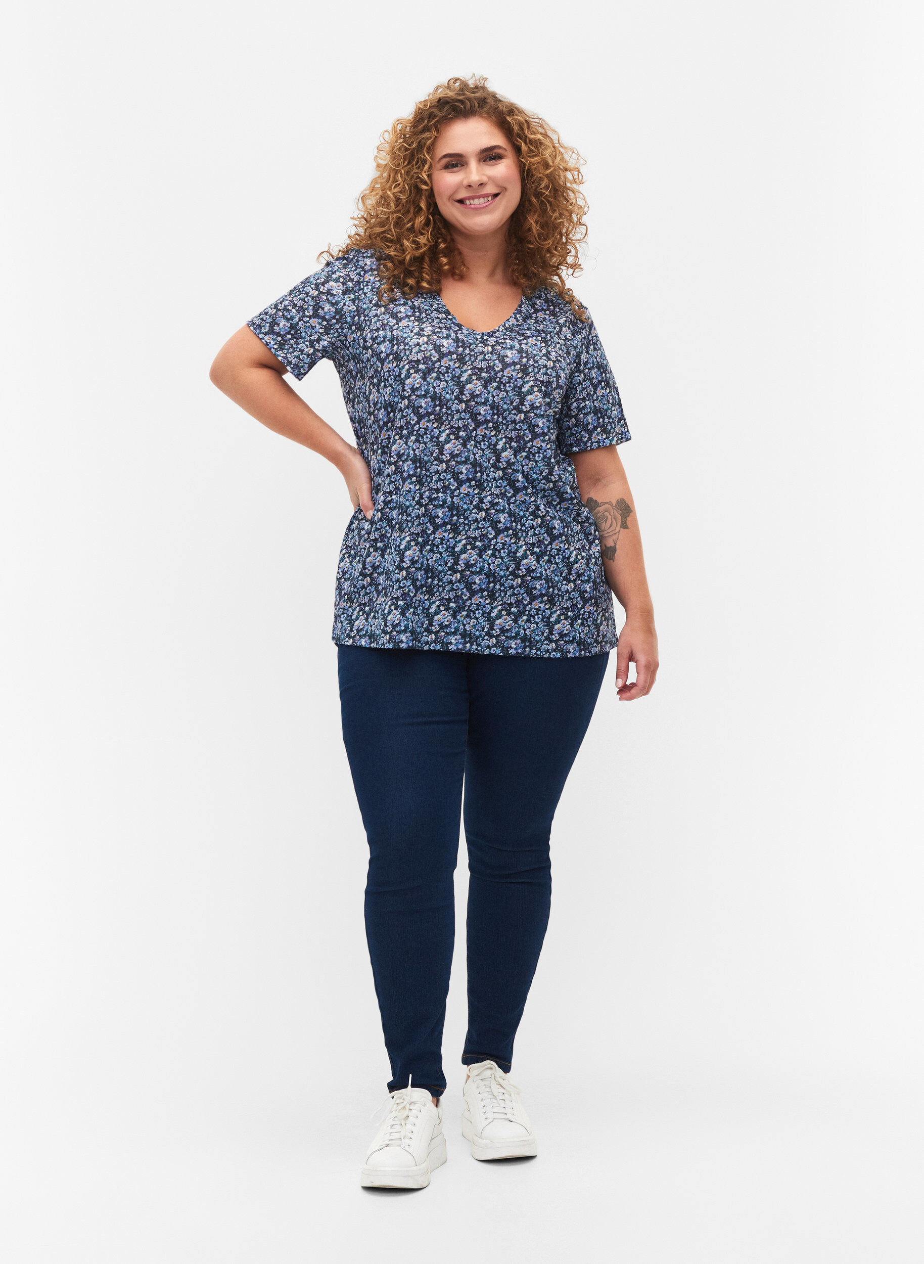 Zizzi Flash &ndash; koszulka z nadrukiem i dekoltem w szpic, Blue Green Ditsy, Model image number 2