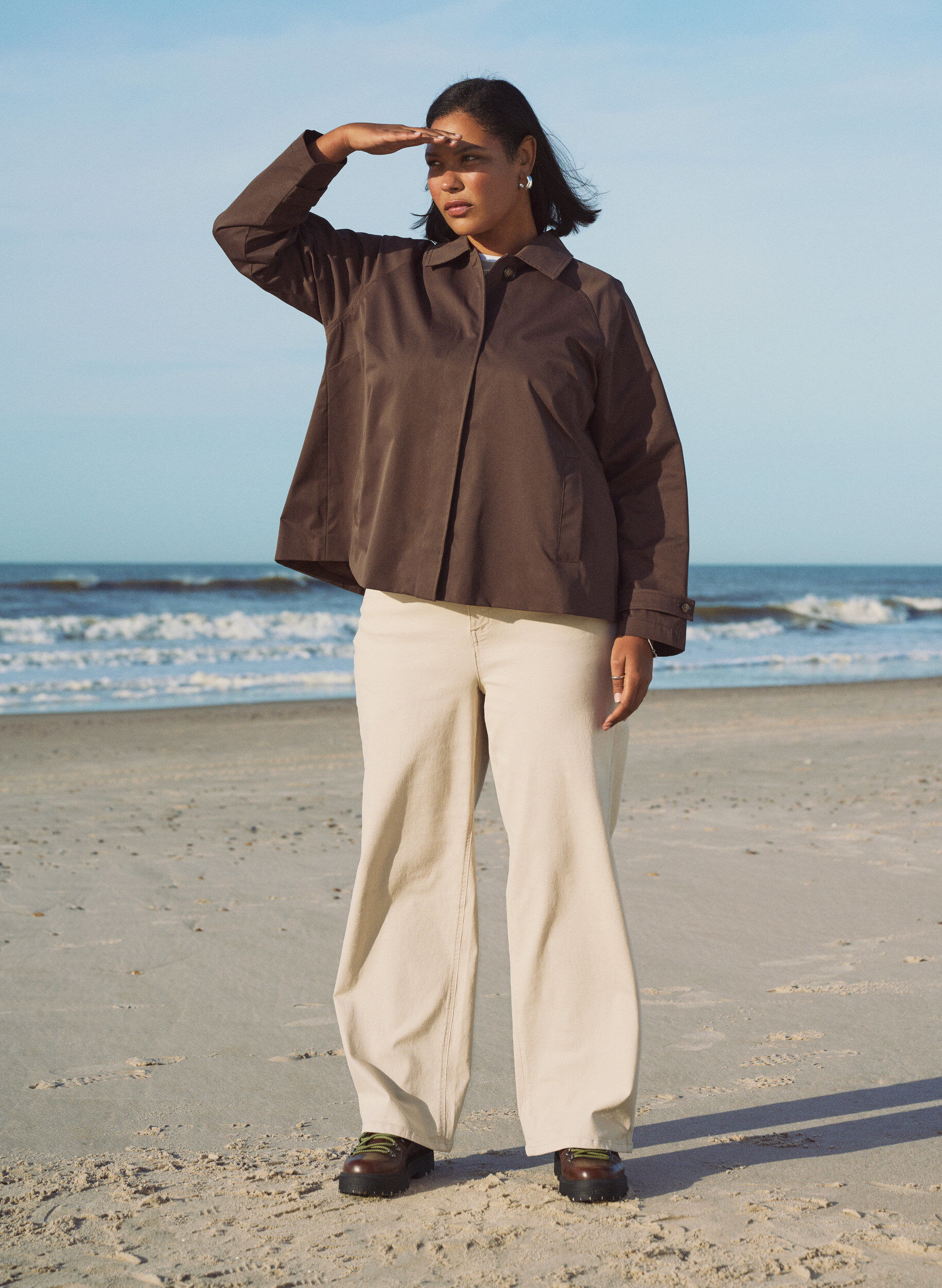 Zizzi Kr&oacute;tki trencz z kolnierzem i rekawami raglan, Brązowy, Image image number 0