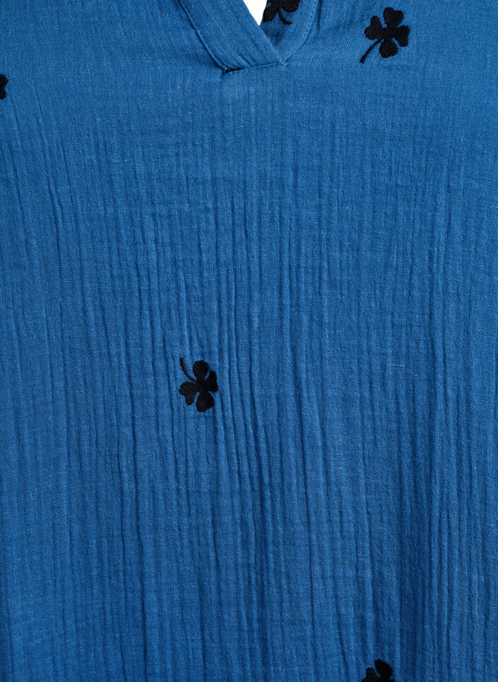 Krótka muslinowa sukienka z bawelny z haftowanymi kwiatami, Niebieskie, Packshot image number 2