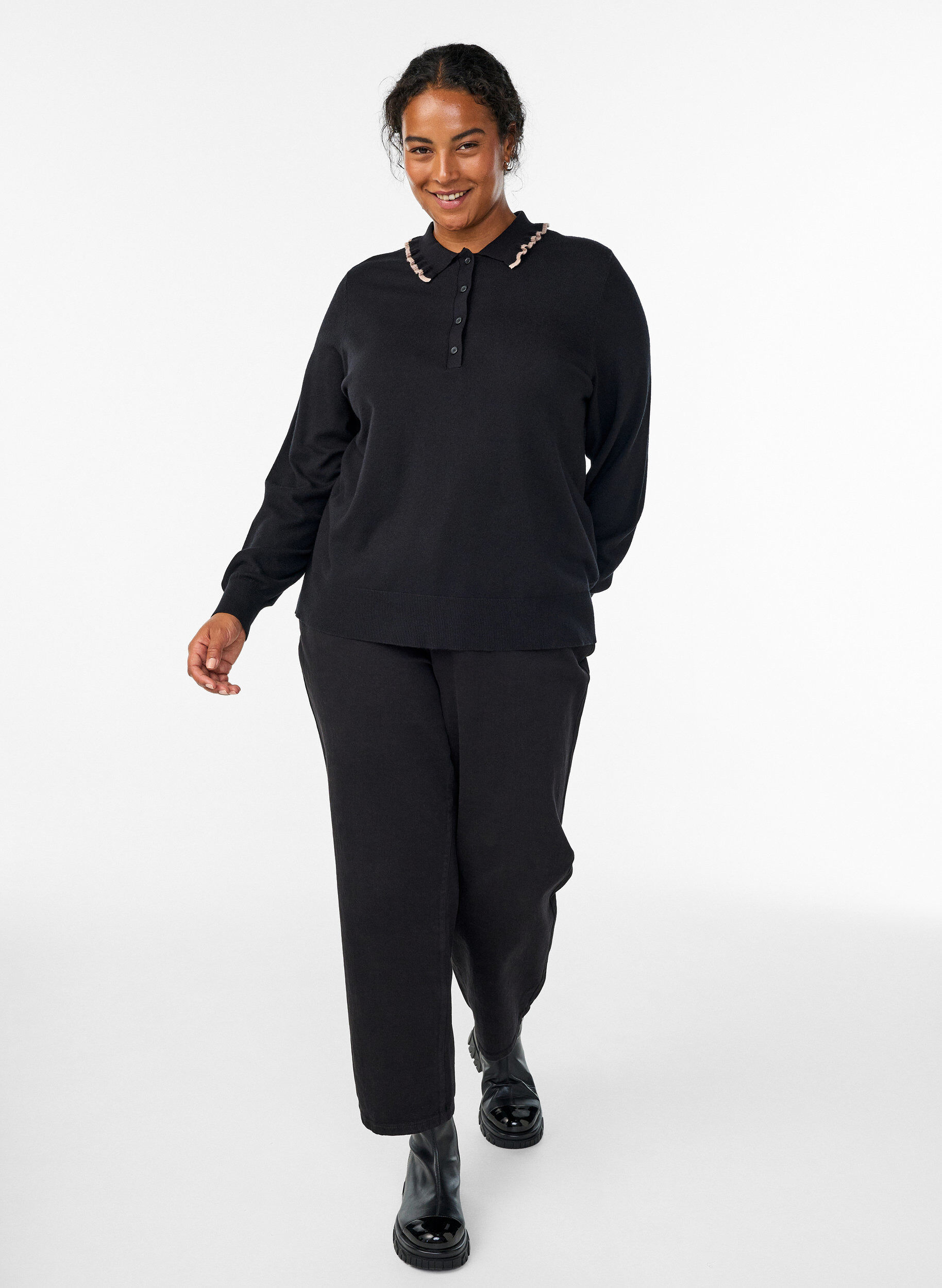 Zizzi Bluzka dzianinowa z marszczonym kolnierzykiem polo, Czarne, Model image number 1