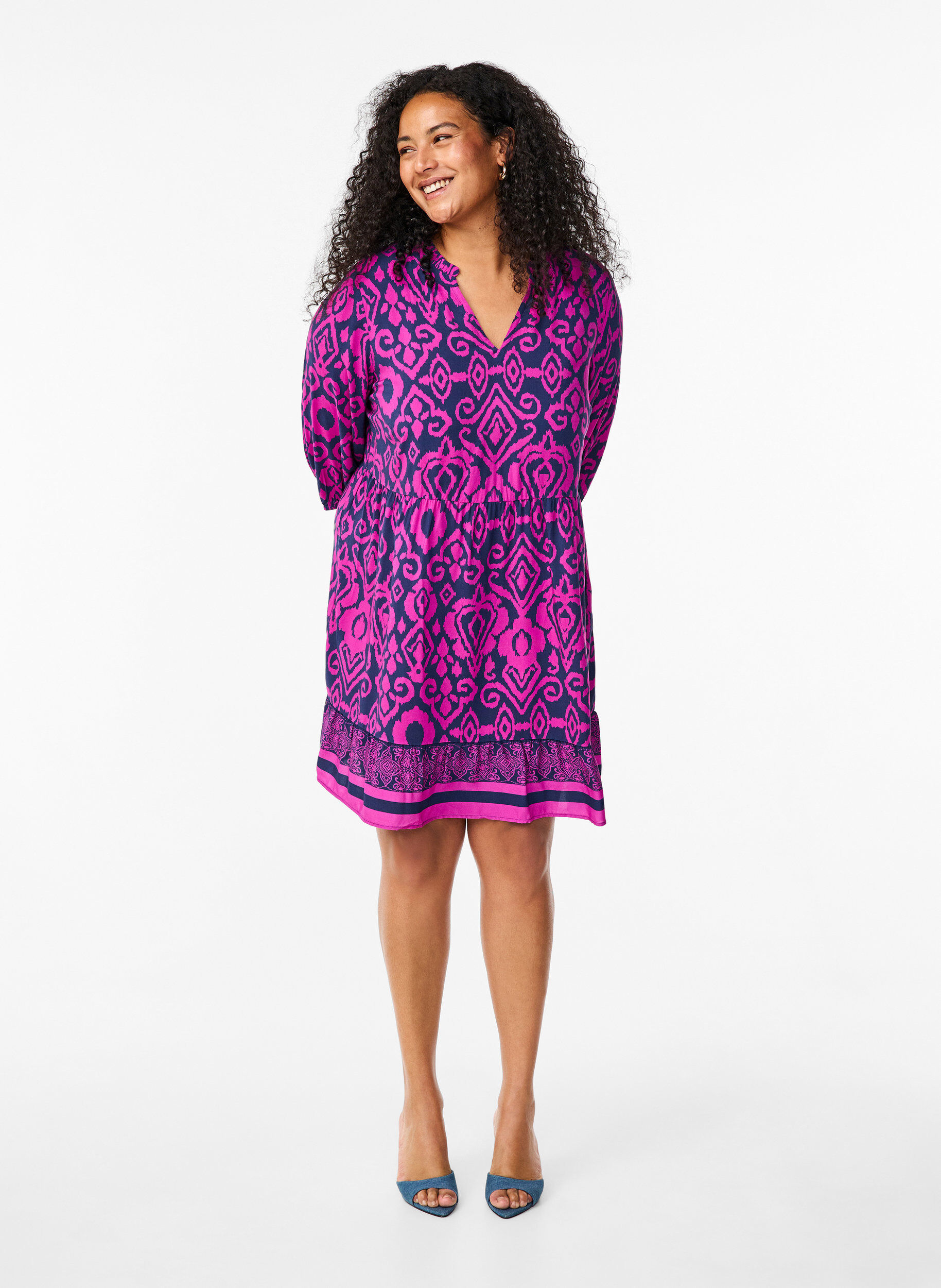 Zizzi Kr&oacute;tka trapezowa sukienka z nadrukiem, Night Sky AOP, Model image number 2