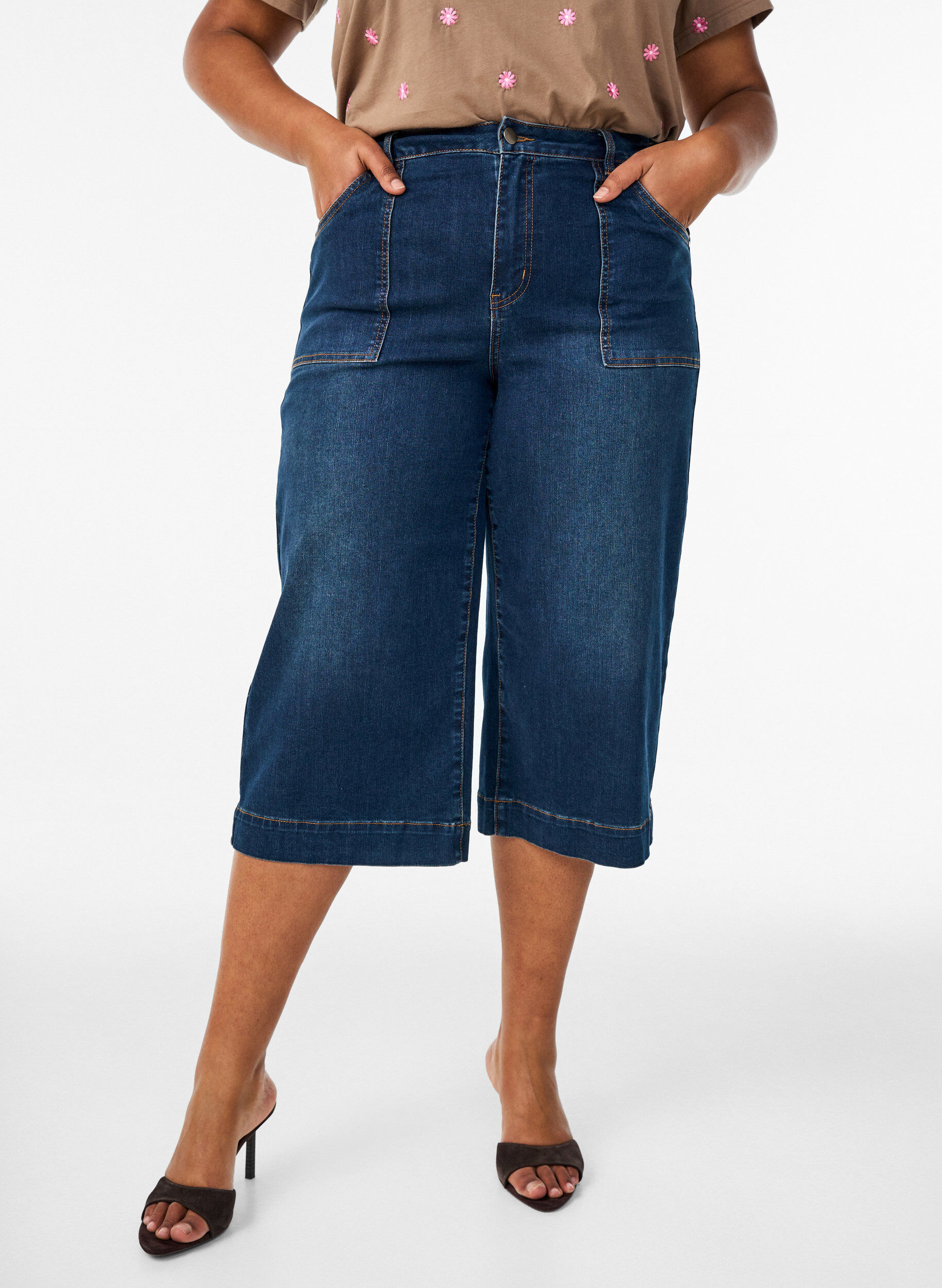 Dzinsowe spodnie 3/4&rsquo; z szerokimi nogawkami, Niebieskie, Model