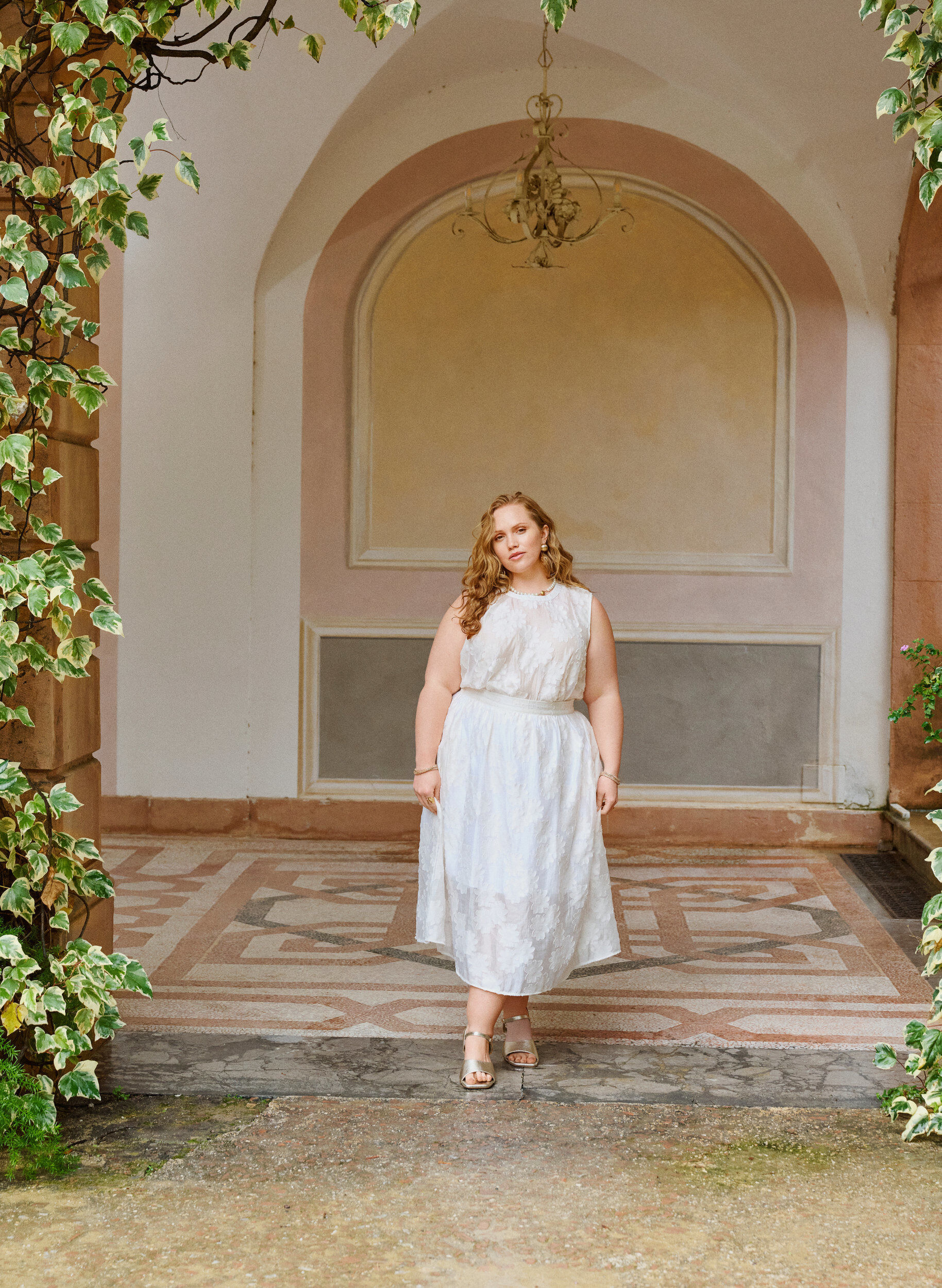 Sp&oacute;dniczka midi z kwiatowym wzorem zakardowym