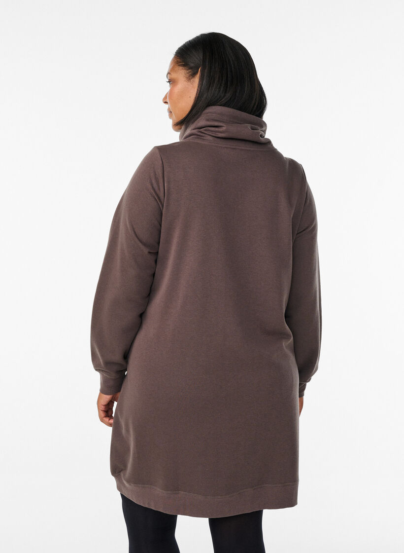 Kr&oacute;tka dresowa sukienka z wysokim kolnierzem i kieszeniami, Brązowy, Model image number 2