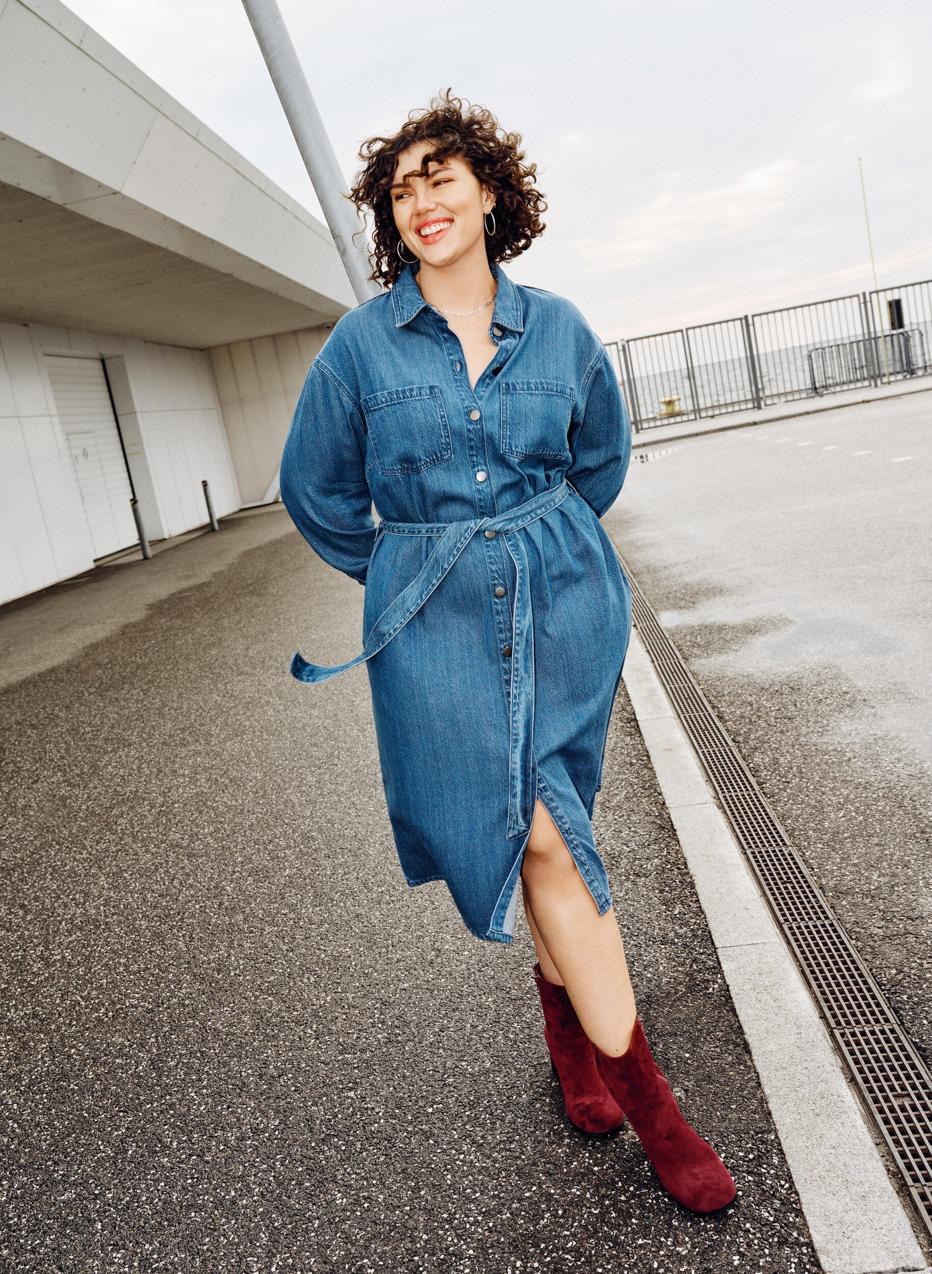 Zizzi Sukienka z bluzka jeansowa z pasem i kieszeniami bocznymi, Niebieskie, Image image number 0