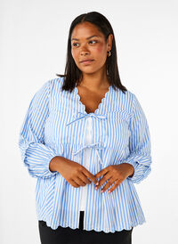 Bluzka w paski z odslonietym przodem i ozdobnymi haftami, C. Blue White Stripe, Model
