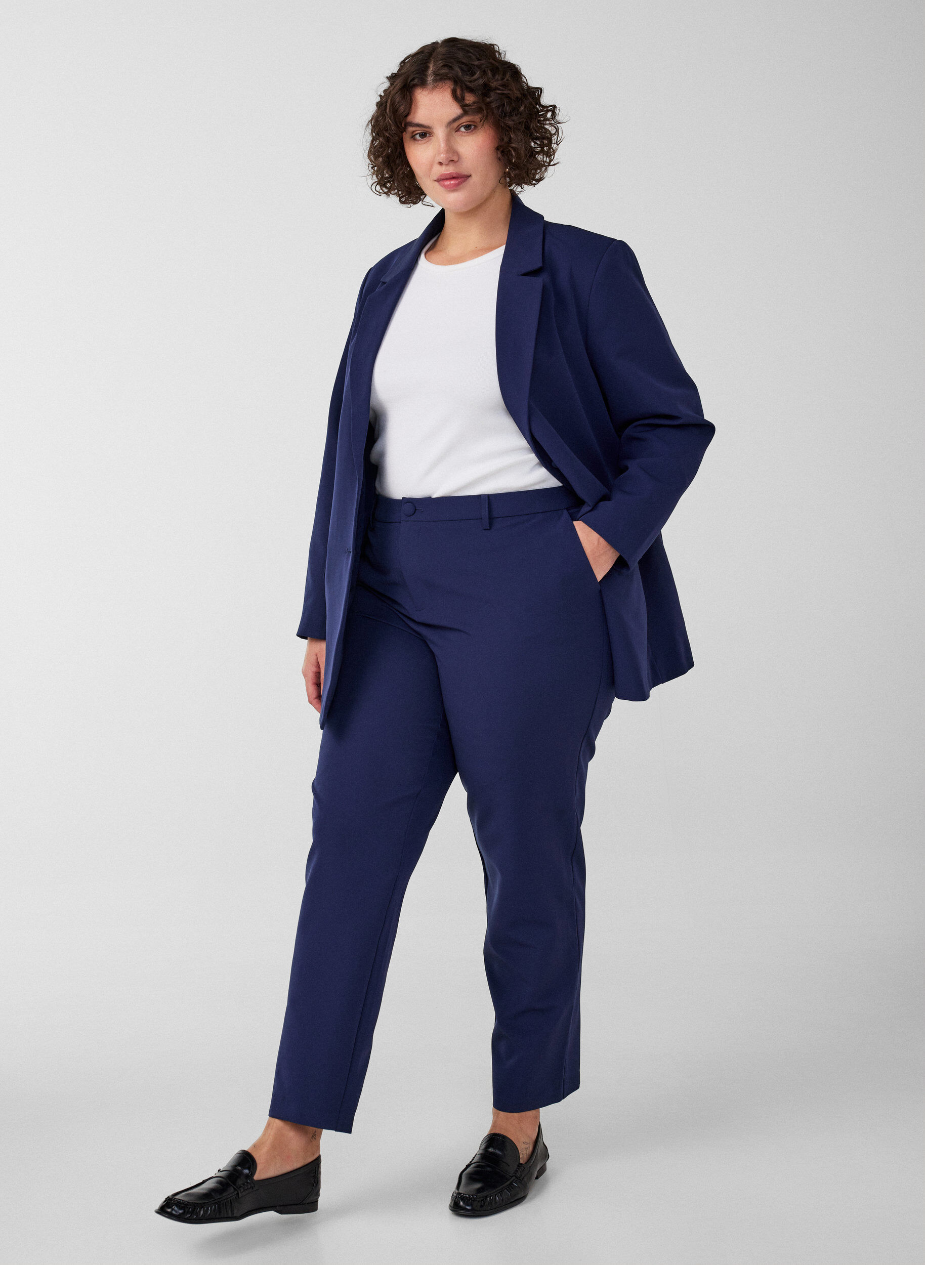 Spodnie z kieszeniami i prostymi nogawkami, Niebieskie, Model