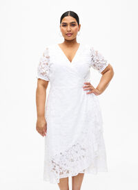 Kopertowa sukienka z koronka i krótkimi rekawami, Bright White, Model