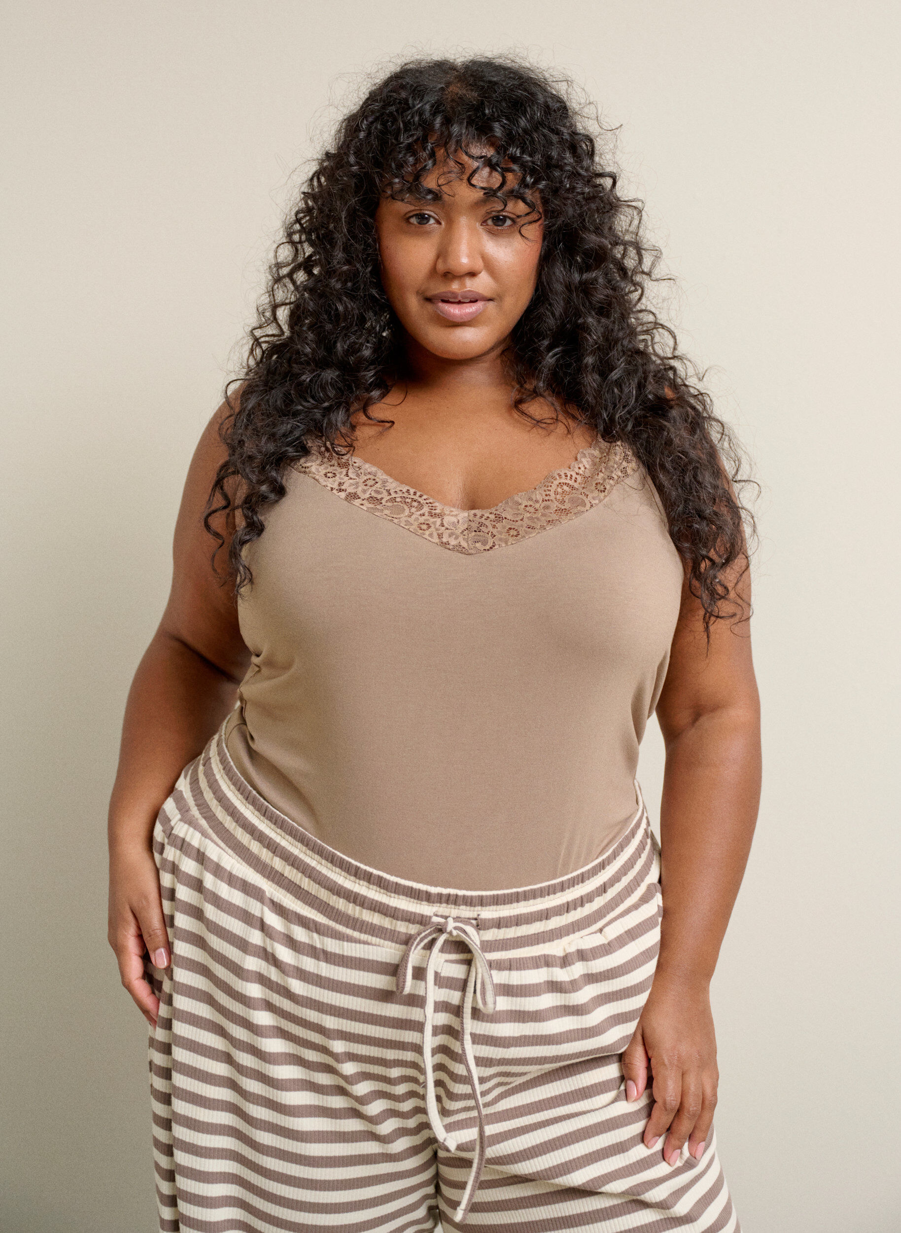 ZizziWiskozowy top z koronkowym brzegiem, Beżowy, Image image number 0