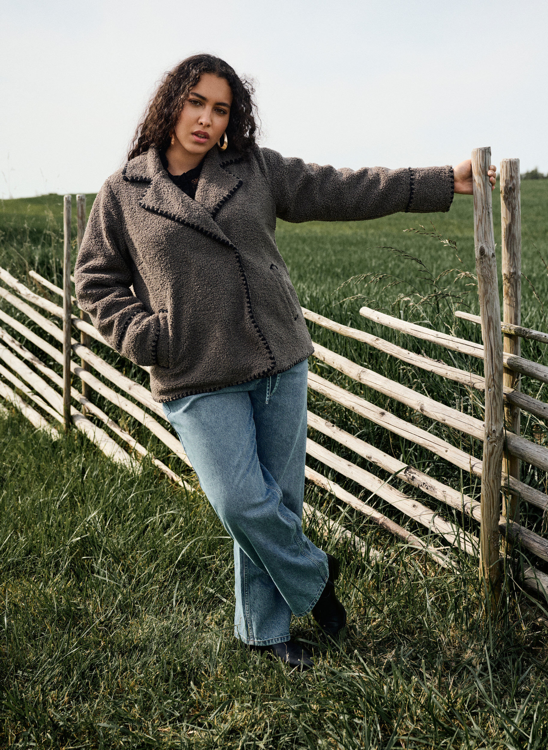 Zizzi Kurtka pluszowa z kontrastowymi detalami, Brązowy, Image image number 0