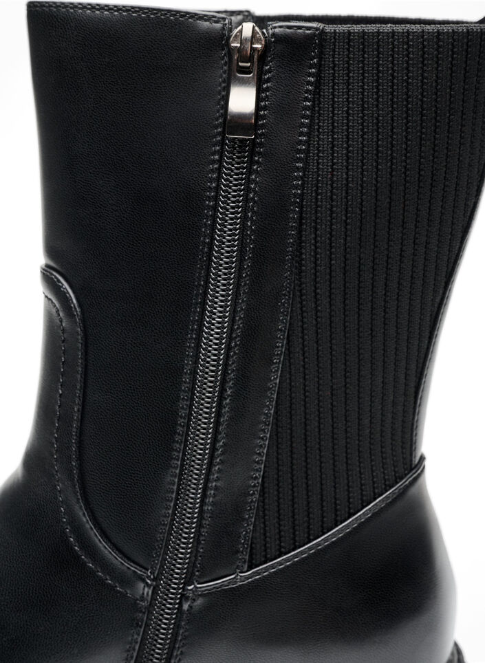 Buty Chelsea z grubejsza podeszwa i prazkowanymi panelami, Czarne, Packshot image number 2