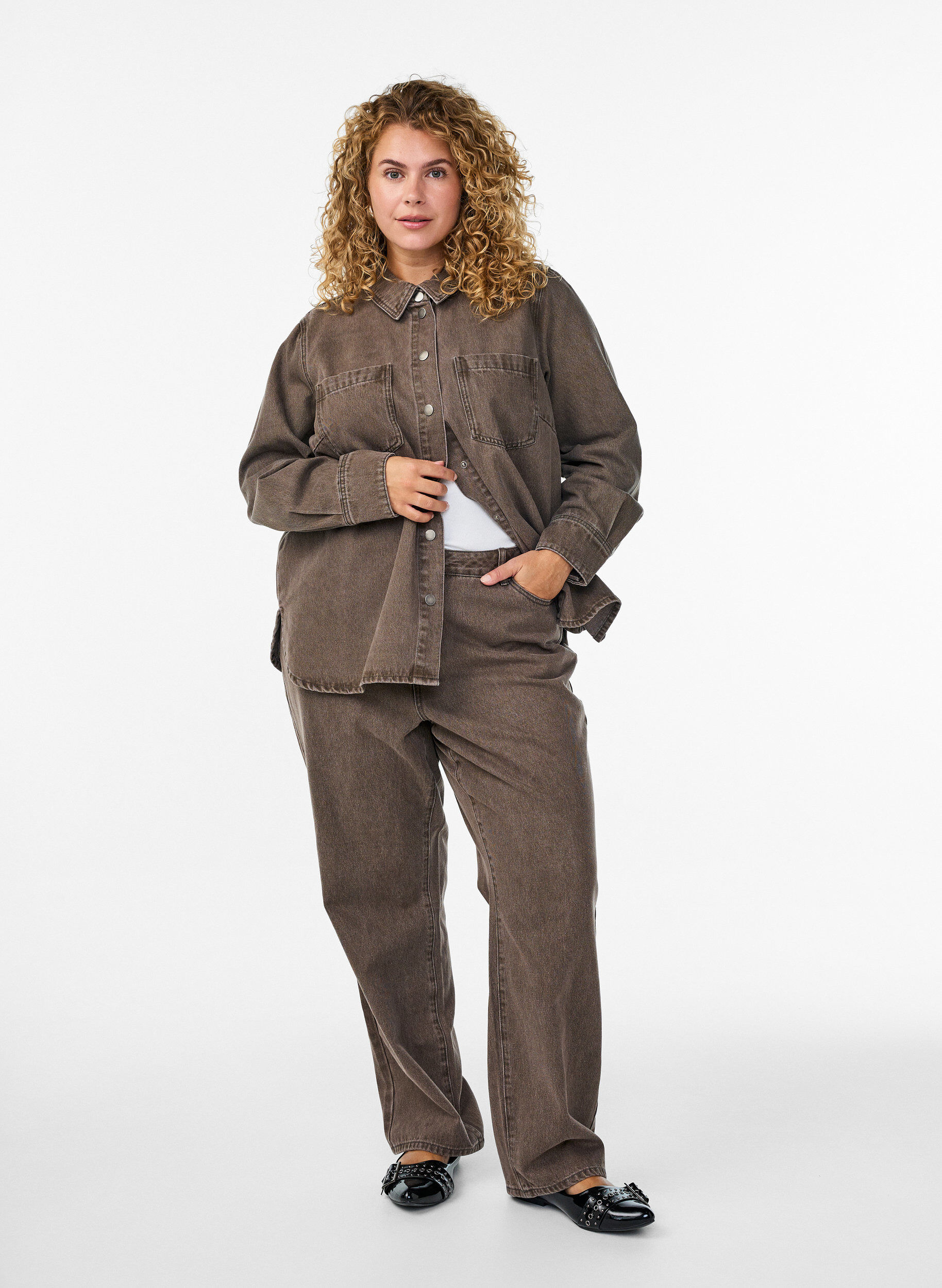  Jeansy o prostych nogawkach w kolorowym denimie, Brązowy, Model