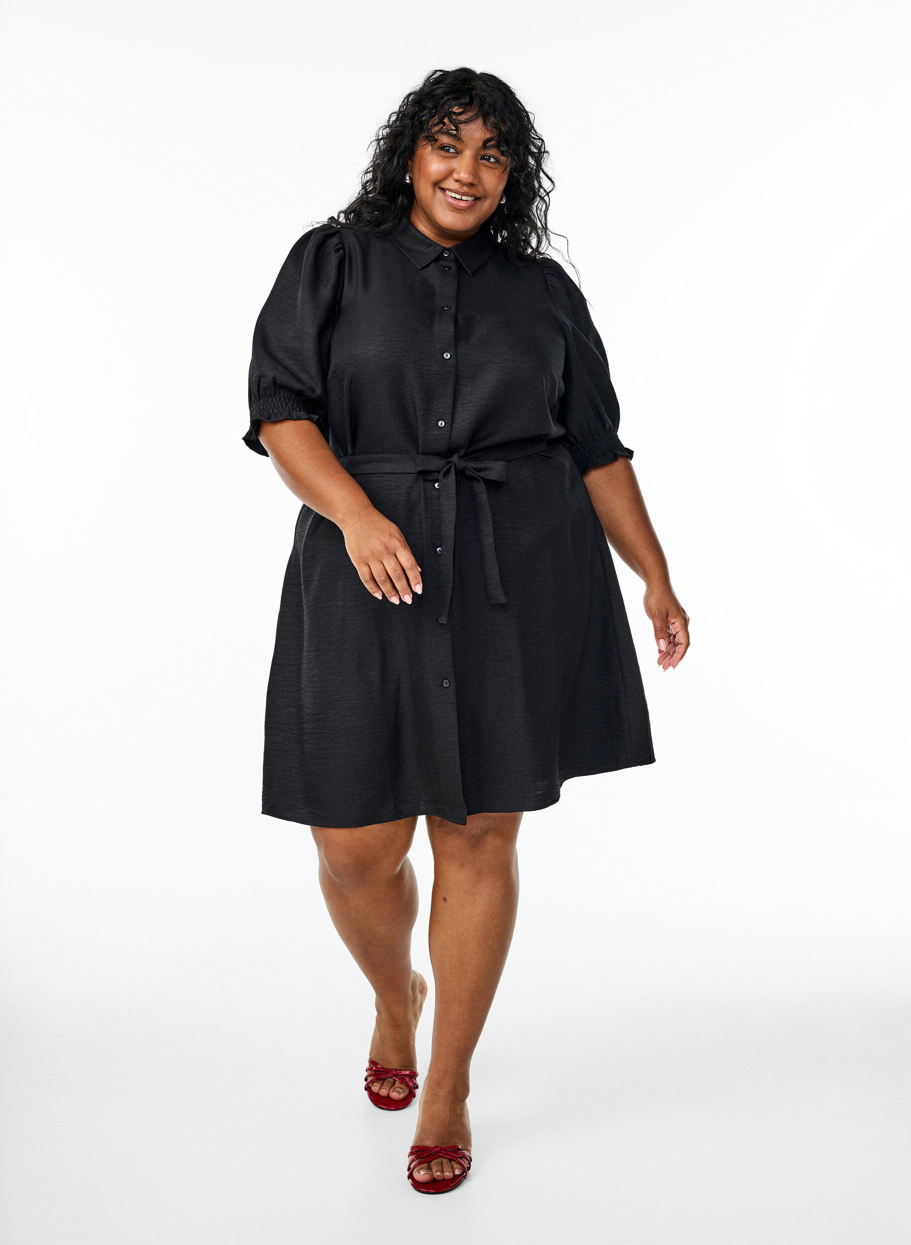 Sukienka koszulowa do kolan z wiazanym paskiem, Czarne, Model