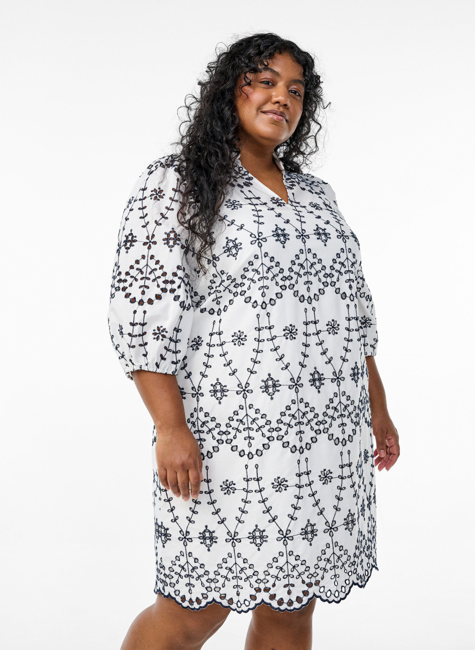 Zizzi Sukienka z kontrastowym haftem angielskim, White w. Navy Blazer, Model image number 0