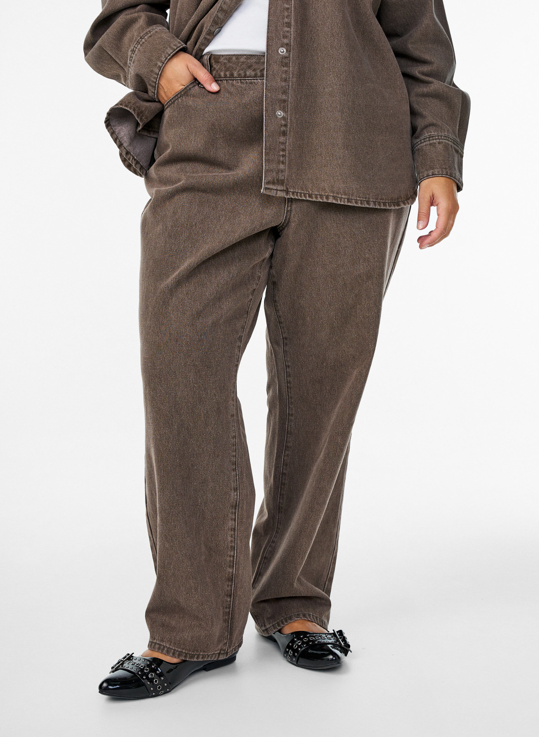 Zizzi  Jeansy o prostych nogawkach w kolorowym denimie, Brązowy, Model image number 2