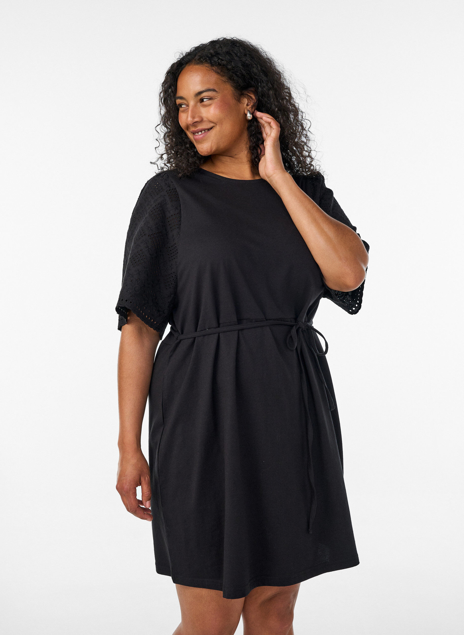 ZizziBawelniana sukienka z rekawami broderie anglaise i wiazaniem w talii, Czarne, Model image number 0