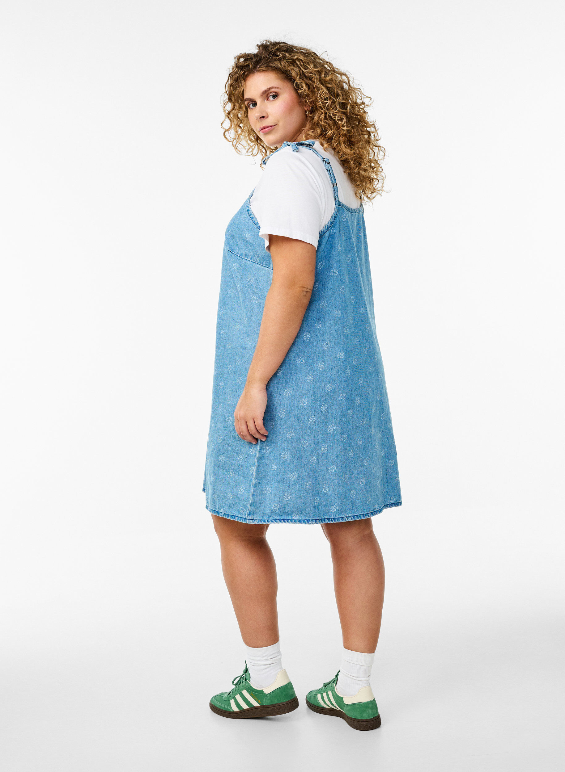 Zizzi Kr&oacute;tka dzinsowa sukienka z regulowanymi ramiaczkami, LBD w. Flower, Model image number 1