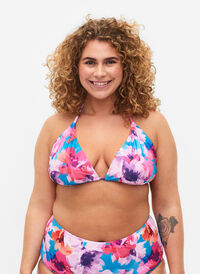 Trójkatny biustonosz bikini z nadrukiem, Pink Flower, Model