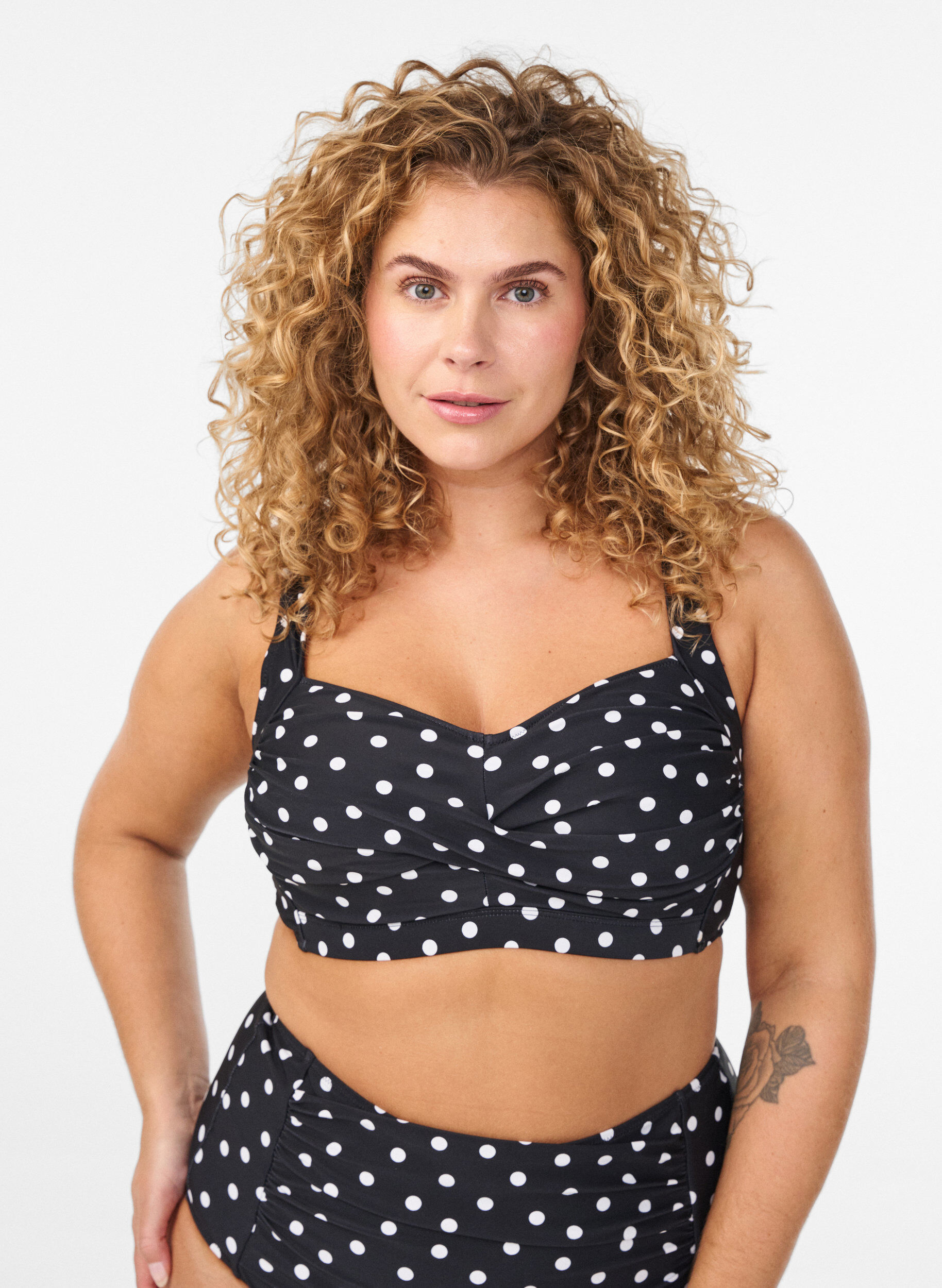 Bikinikowy top z wysci&oacute;lka i nadrukiem, Czarne, Model