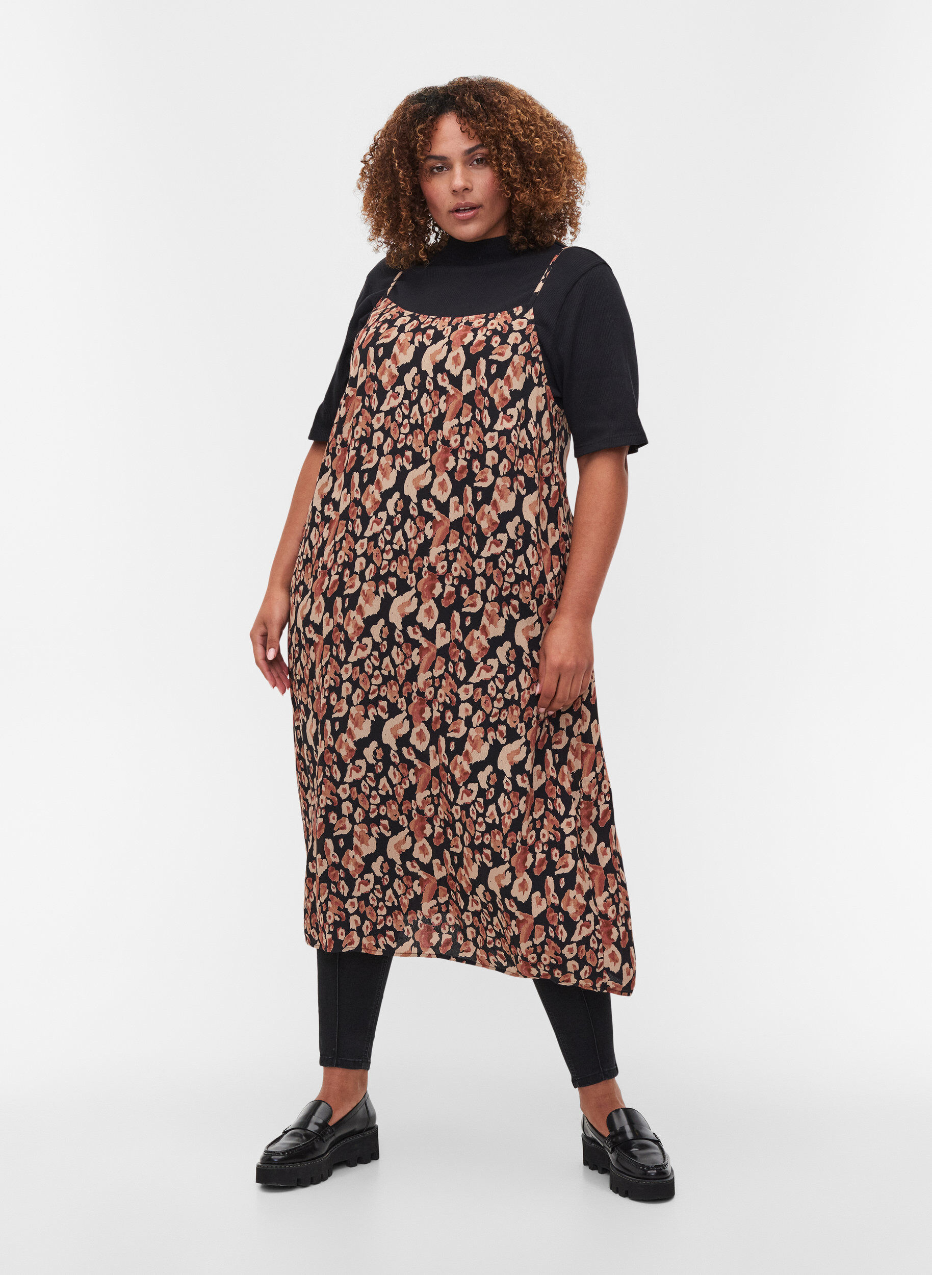Zizzi Viscose midi dress with thin straps, Leo AOP, Model image number 2