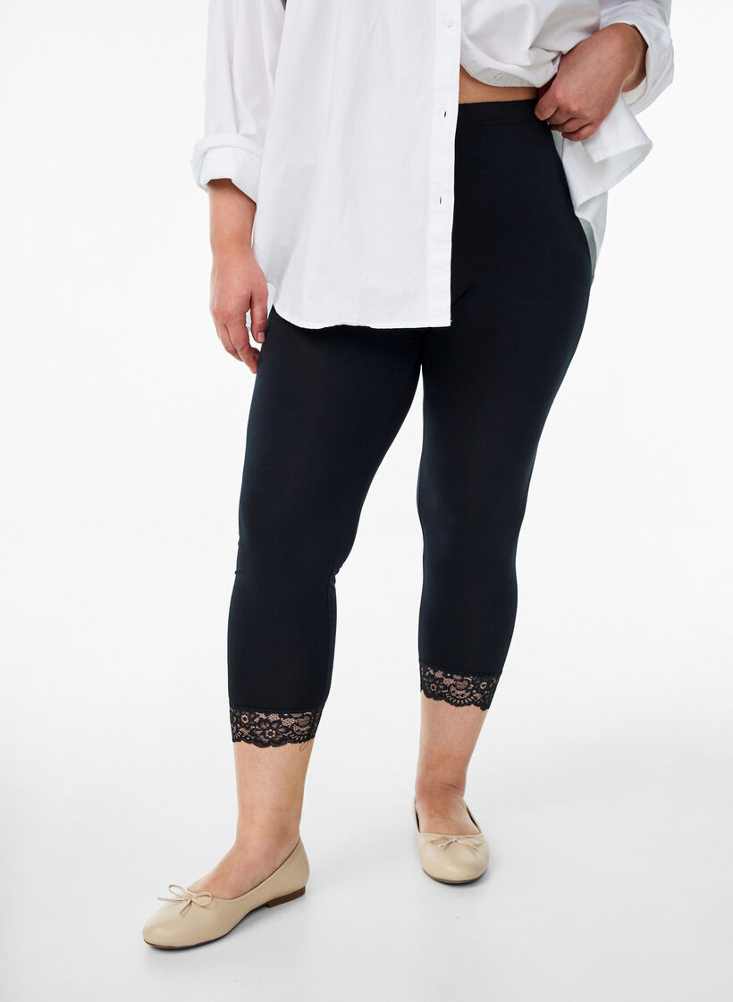 Legginsy 3/4 w stylu basic z koronkowymi brzegami, Czarne, Model image number 0