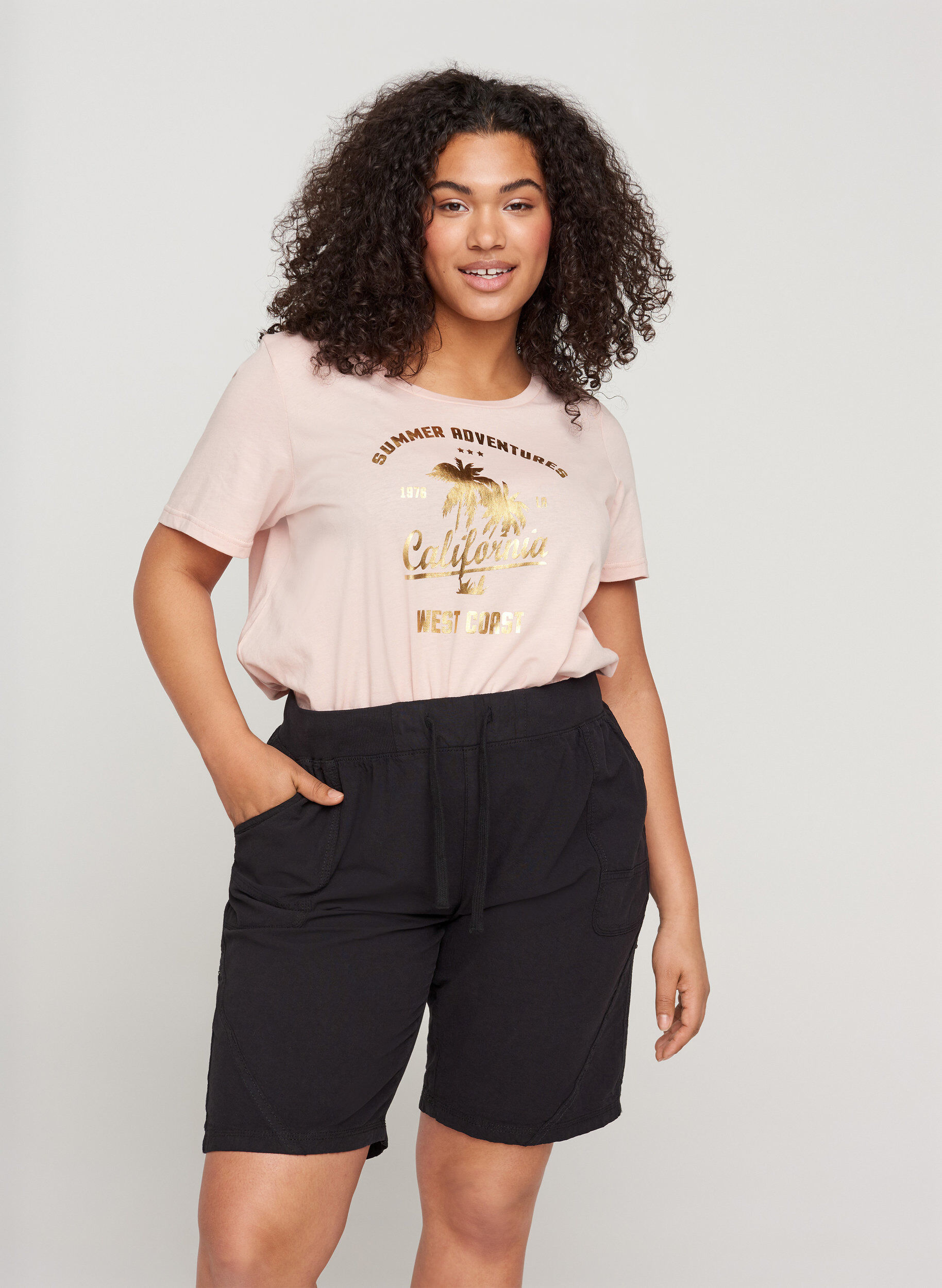 Zizzi Luzne bawelniane szorty z kieszeniami, Czarne, Model image number 0