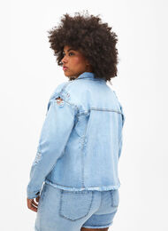 Krótka kurtka jeansowa z niepokojacymi detalami, Light Blue Denim, Model
