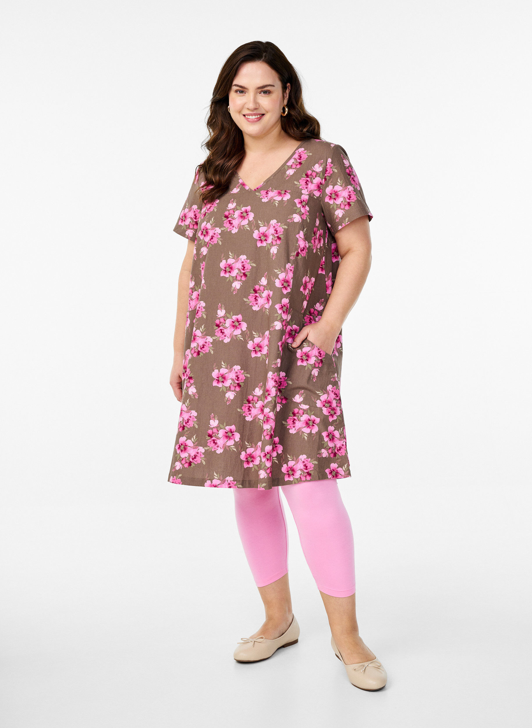 Zizzi Kr&oacute;tka trapezowa sukienka w kwiaty, Brązowy, Model image number 1