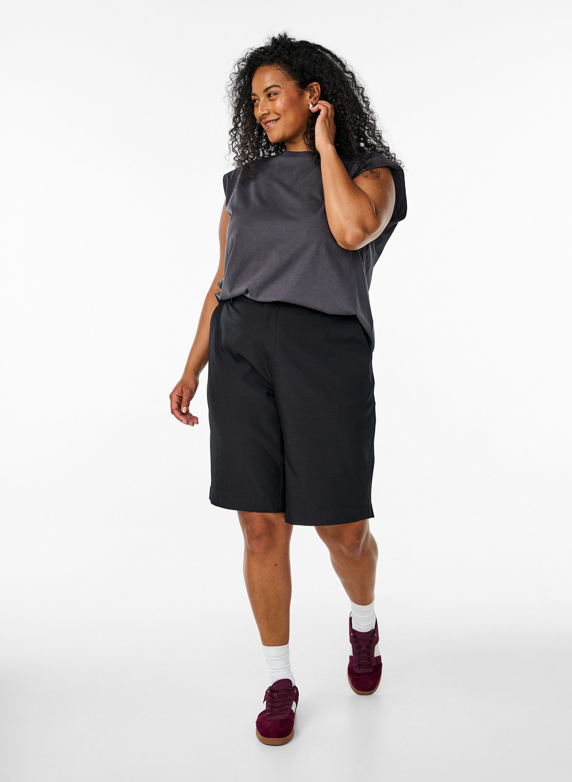 Zizzi Dzersejowa bluzka bez rekaw&oacute;w z poduszkami na ramionach, Ciemnoszary, Model image number 1